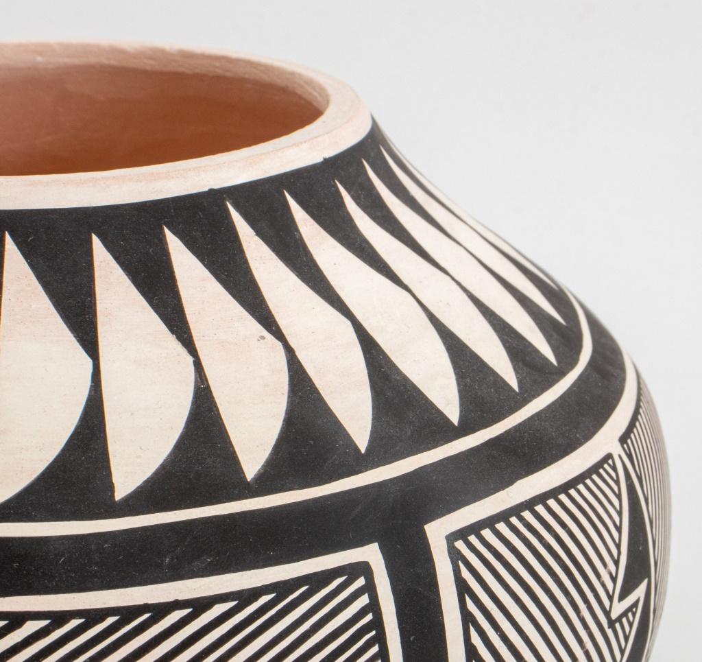 20th Century T. Sal Group of Acoma Seed Pots, Set of 3