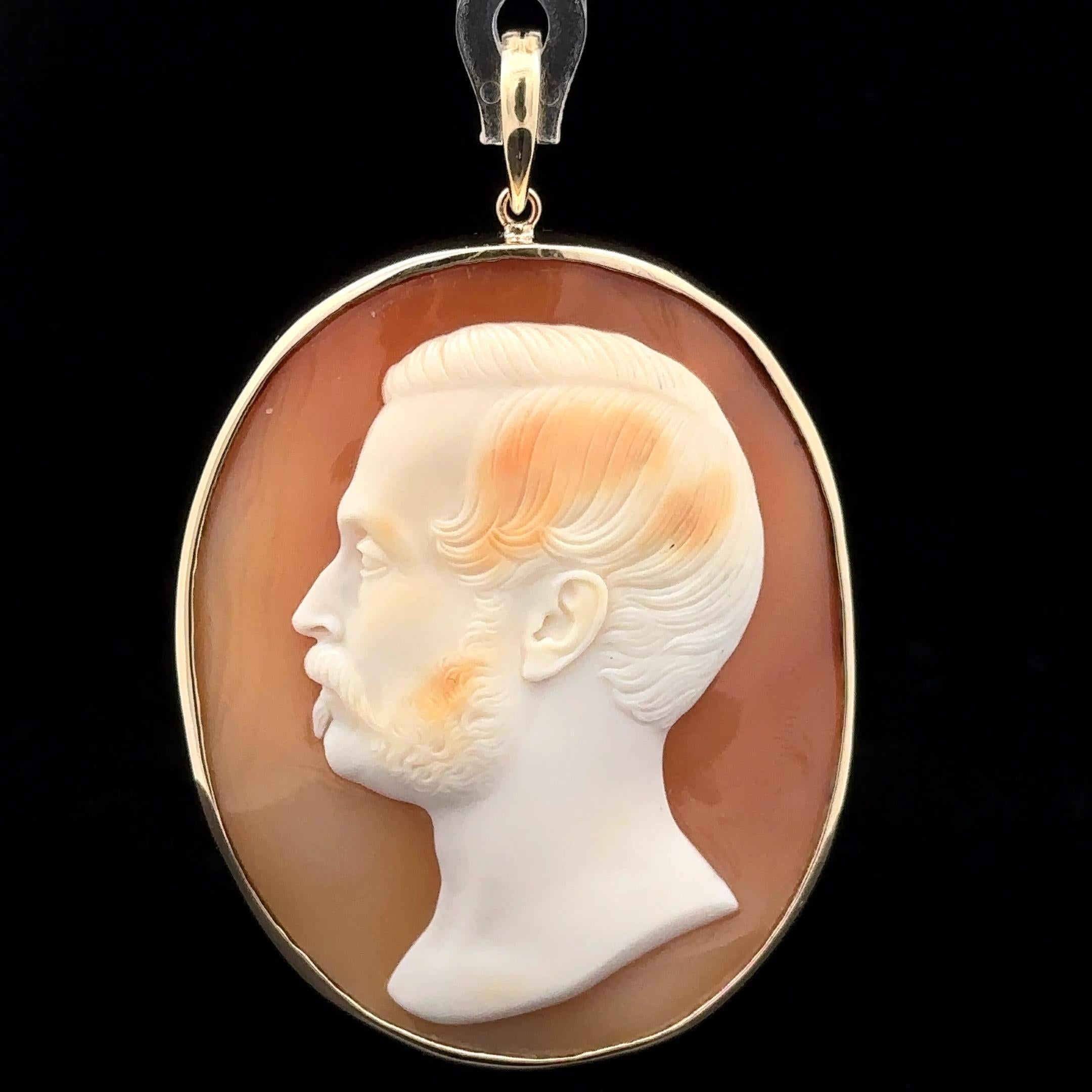 Taille ovale T. Saulini or jaune 14k, camée coquillage sculpté, homme de gauche, grand pendentif en vente