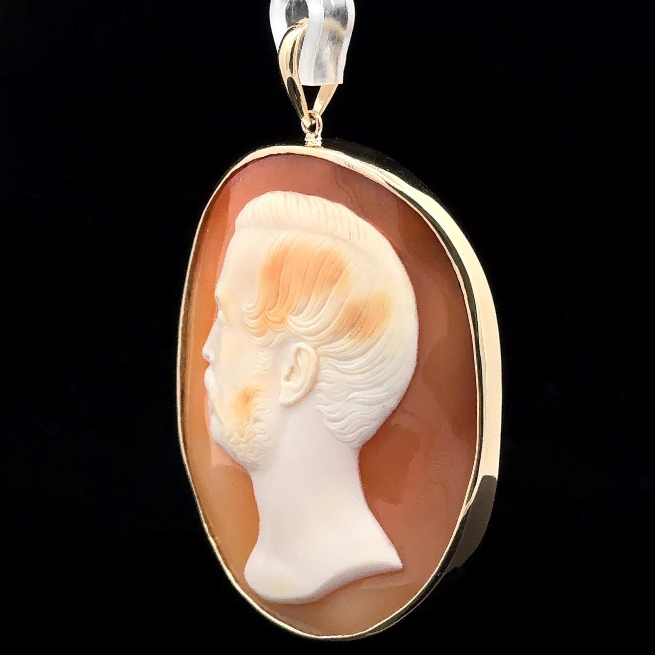 T. Saulini or jaune 14k, camée coquillage sculpté, homme de gauche, grand pendentif Excellent état - En vente à Montclair, NJ