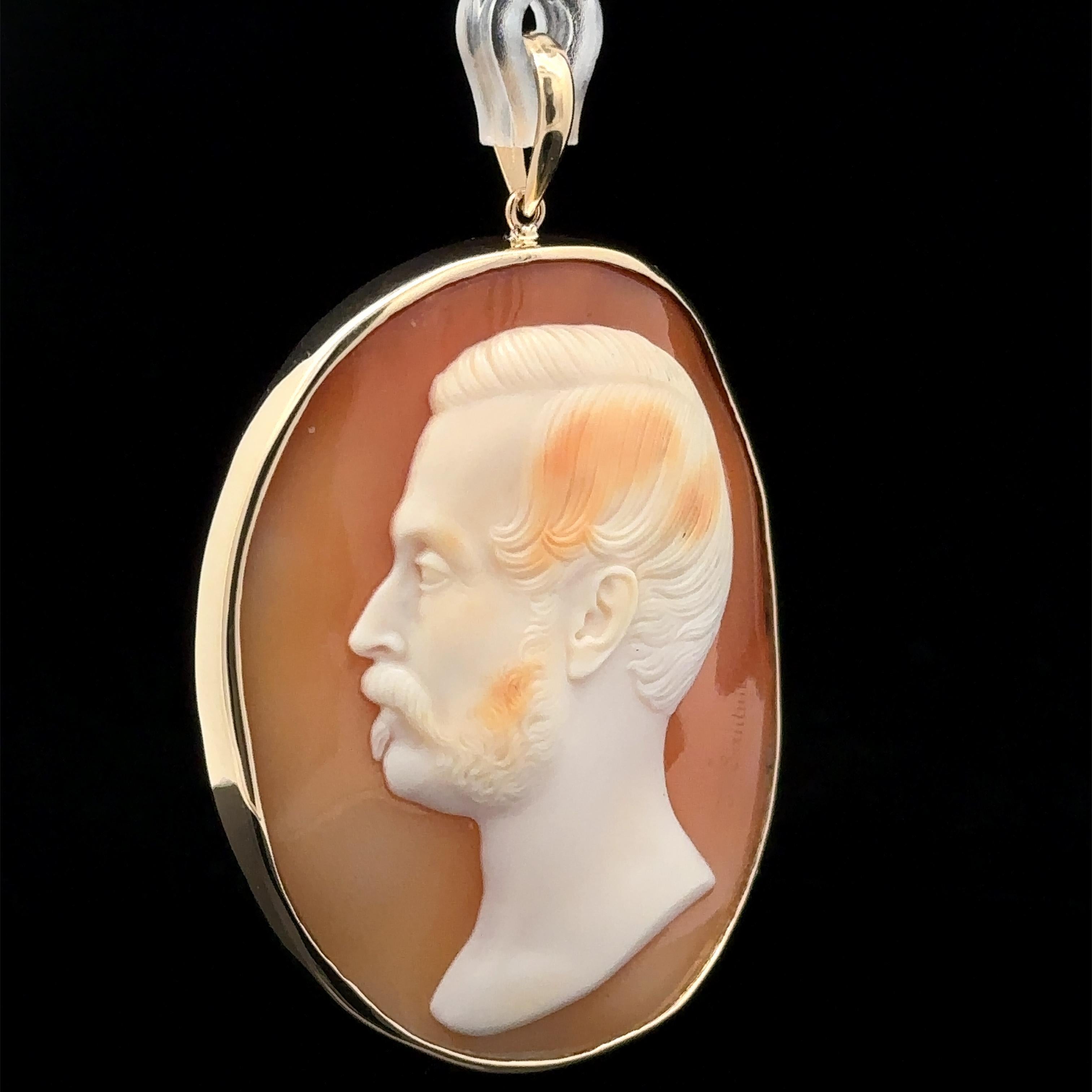 T. Saulini or jaune 14k, camée coquillage sculpté, homme de gauche, grand pendentif Pour femmes en vente