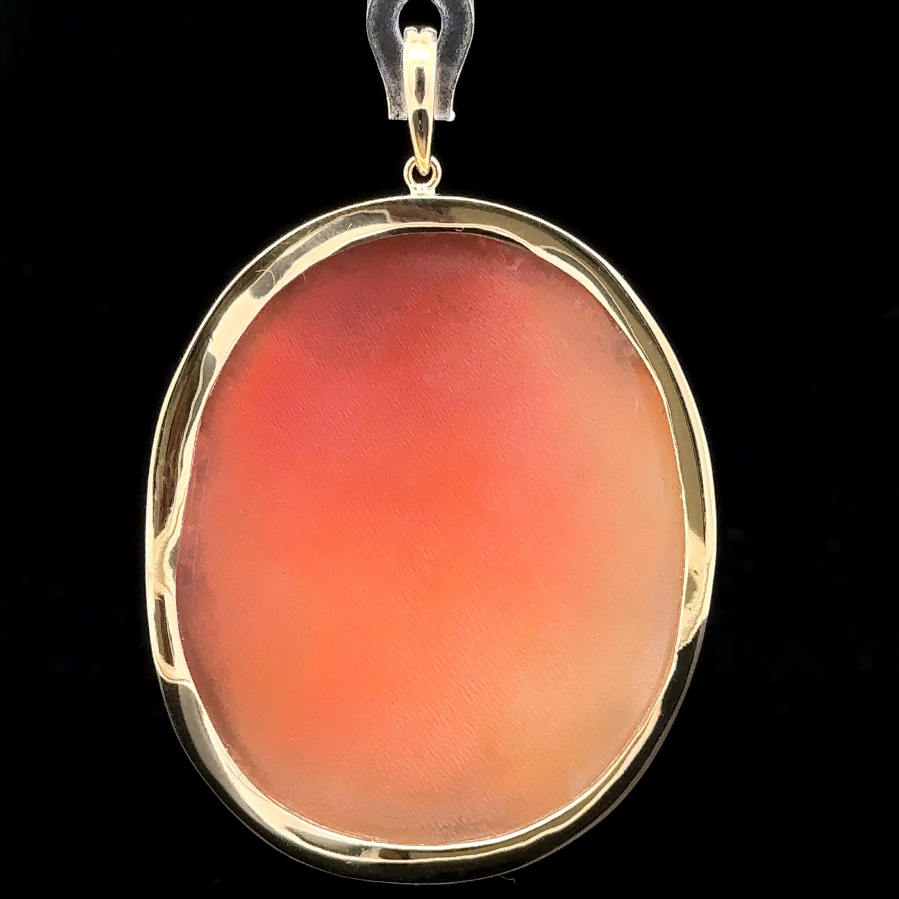 T. Saulini or jaune 14k, camée coquillage sculpté, homme de gauche, grand pendentif en vente 1