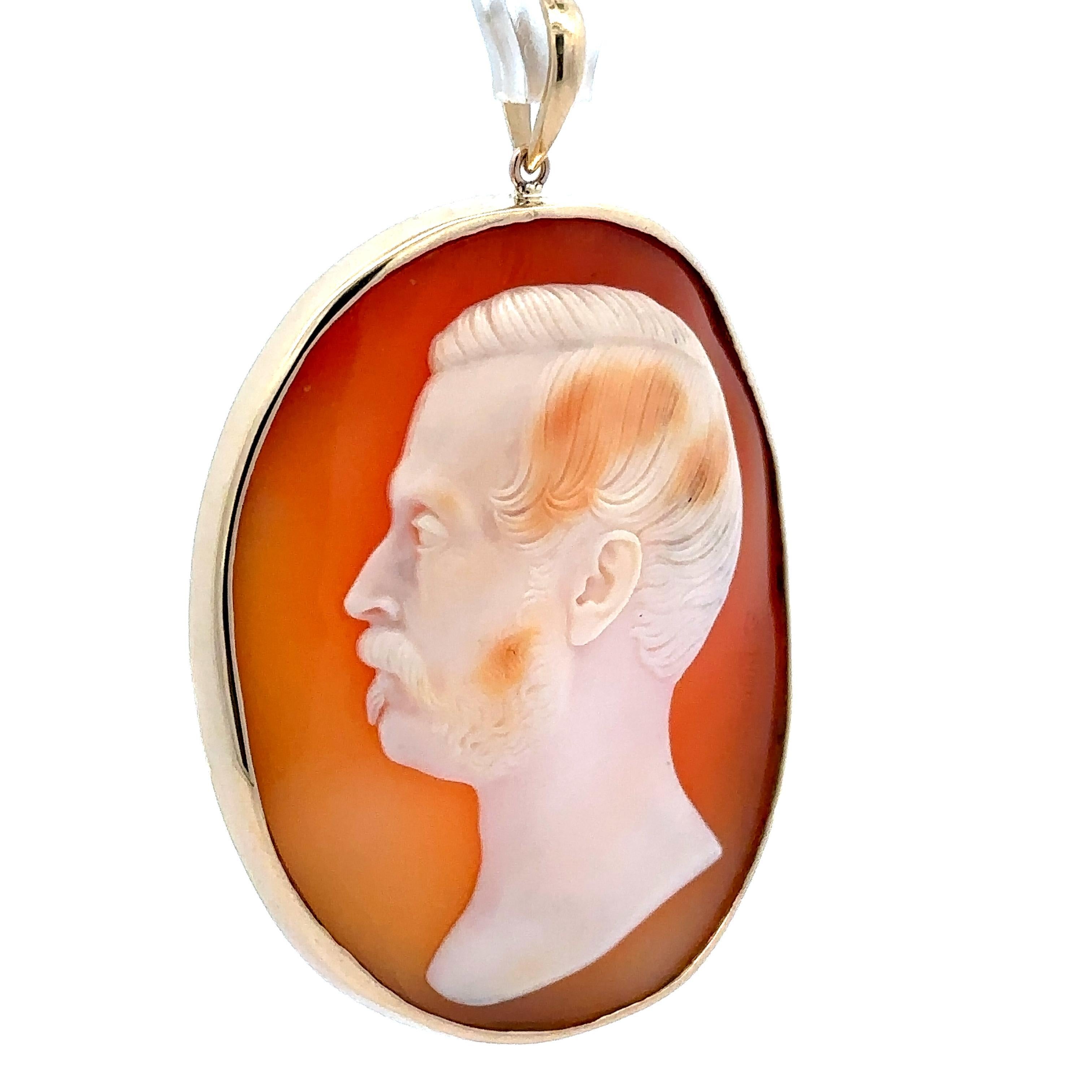 T. Saulini or jaune 14k, camée coquillage sculpté, homme de gauche, grand pendentif en vente 3