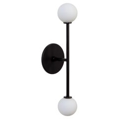 Applique T, par Research. Lighting, noire avec globes en verre, fabriquée sur commande