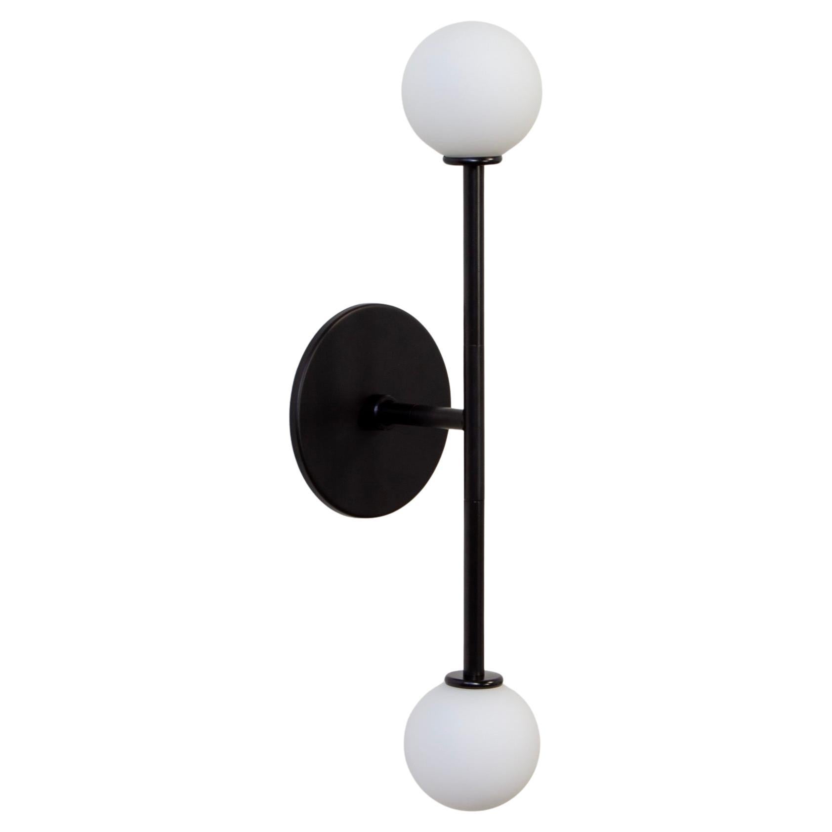 Applique T, par Research. Lighting, noire avec globes en verre, fabriquée sur commande