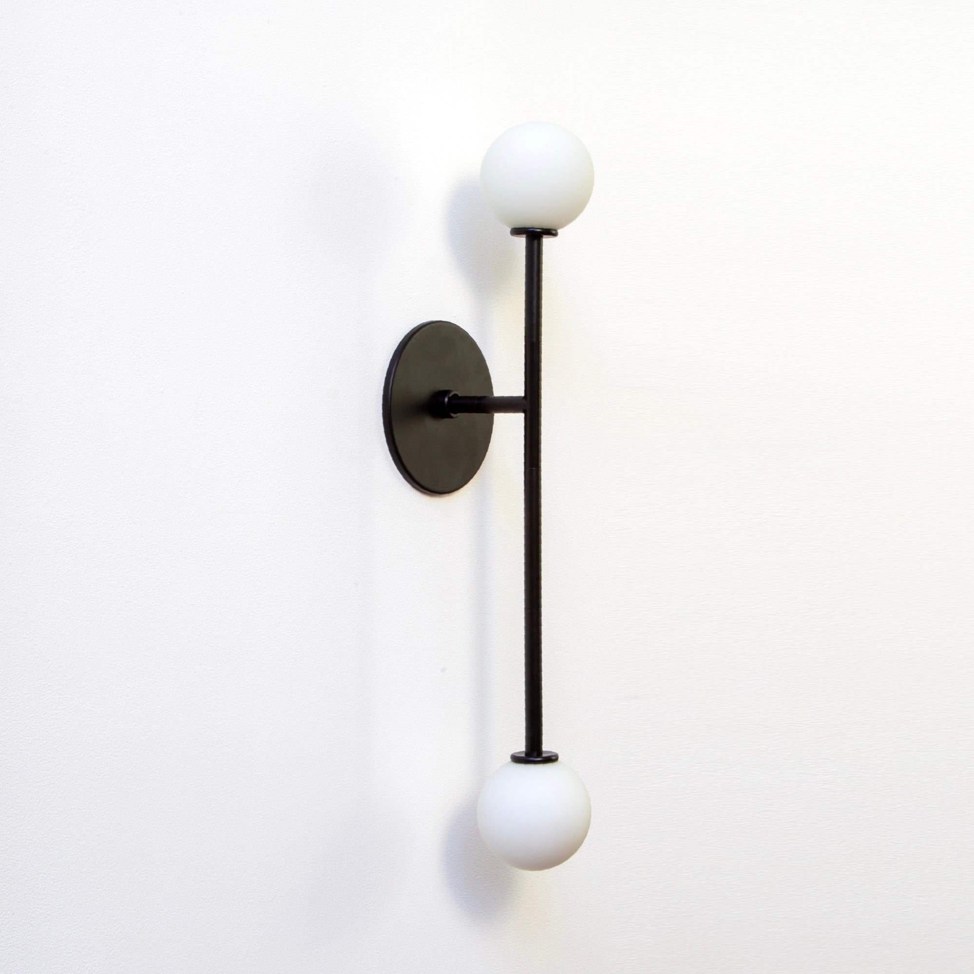 Moderno T Sconce Offset, di Research.Lighting, Nero con globi di vetro, Realizzato su ordinazione in vendita