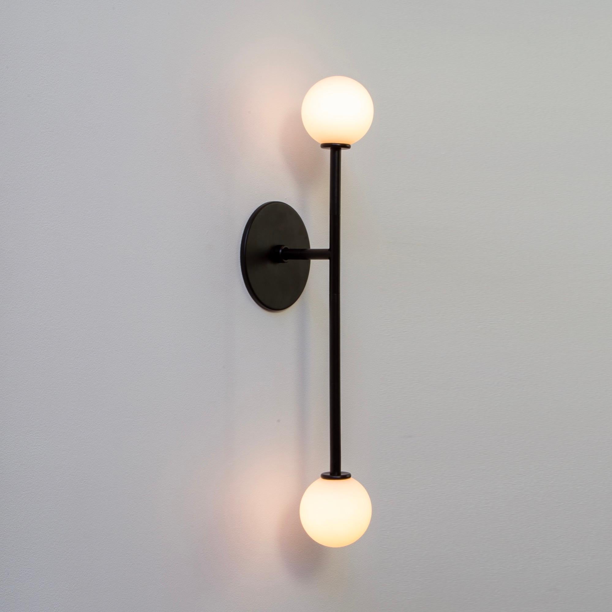 Americano T Sconce Offset, di Research.Lighting, Nero con globi di vetro, Realizzato su ordinazione in vendita