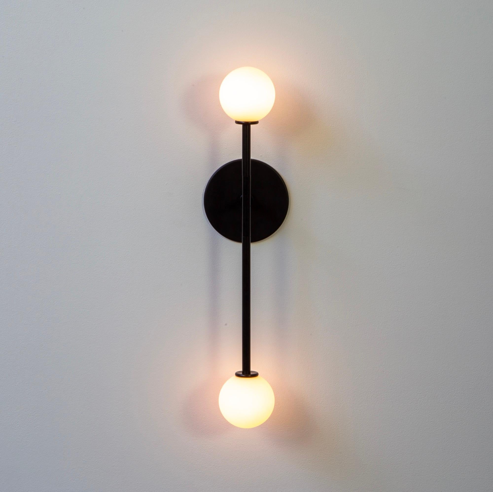 T Sconce Offset, di Research.Lighting, Nero con globi di vetro, Realizzato su ordinazione In condizioni Nuovo in vendita a Brooklyn, NY