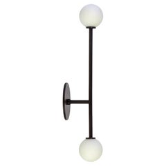 T Sconce Offset, di Research.Lighting, Nero con globi di vetro, Realizzato su ordinazione
