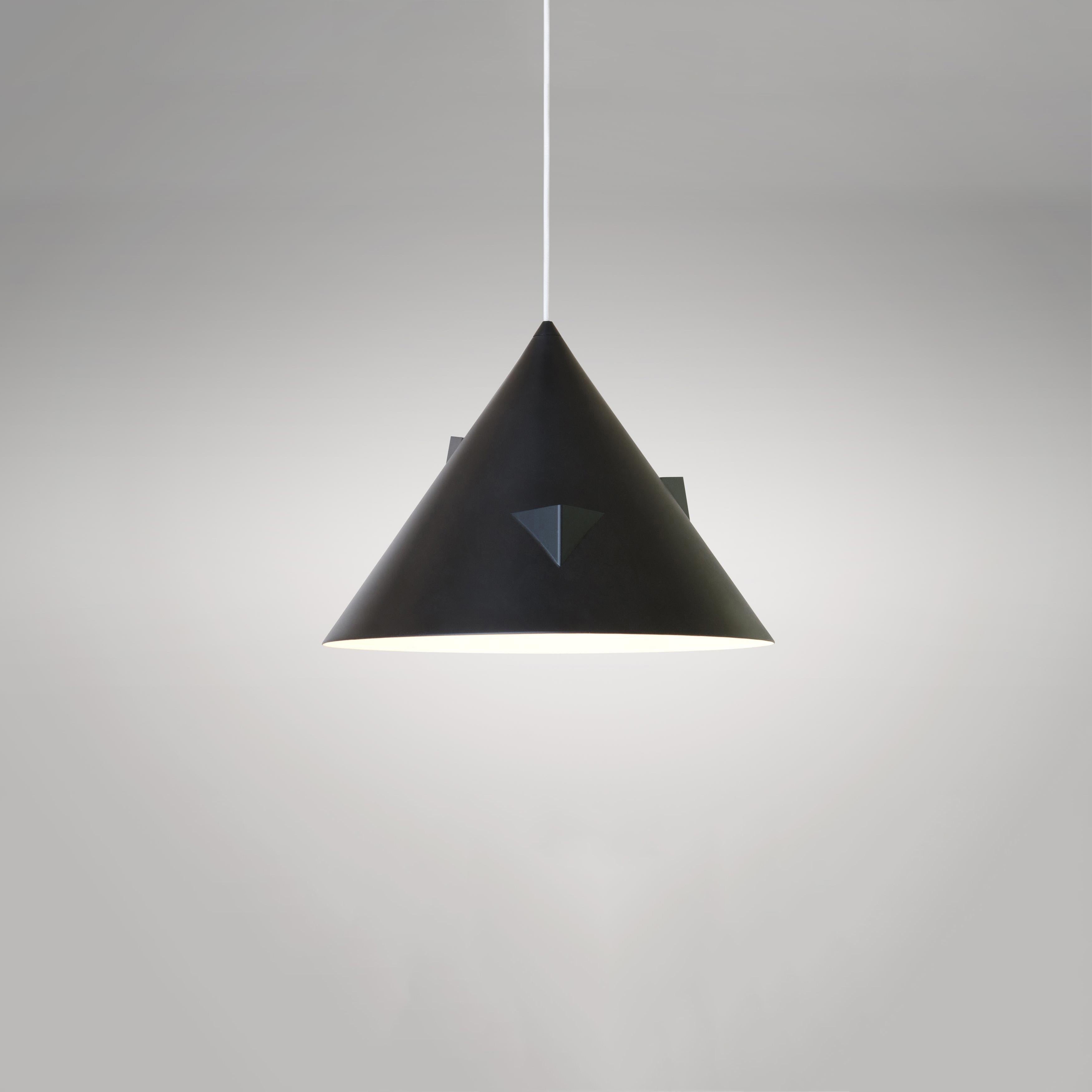 Lampada a sospensione serie T di Atelier A Light
Dimensioni: D. 43 x L. 43 x H. 30 cm.
Materiali: Metallo verniciato a polvere.

Disponibile in bianco o nero.
Disponibile con cavo in tessuto o tubo in metallo.

Tutte le nostre lampade possono essere