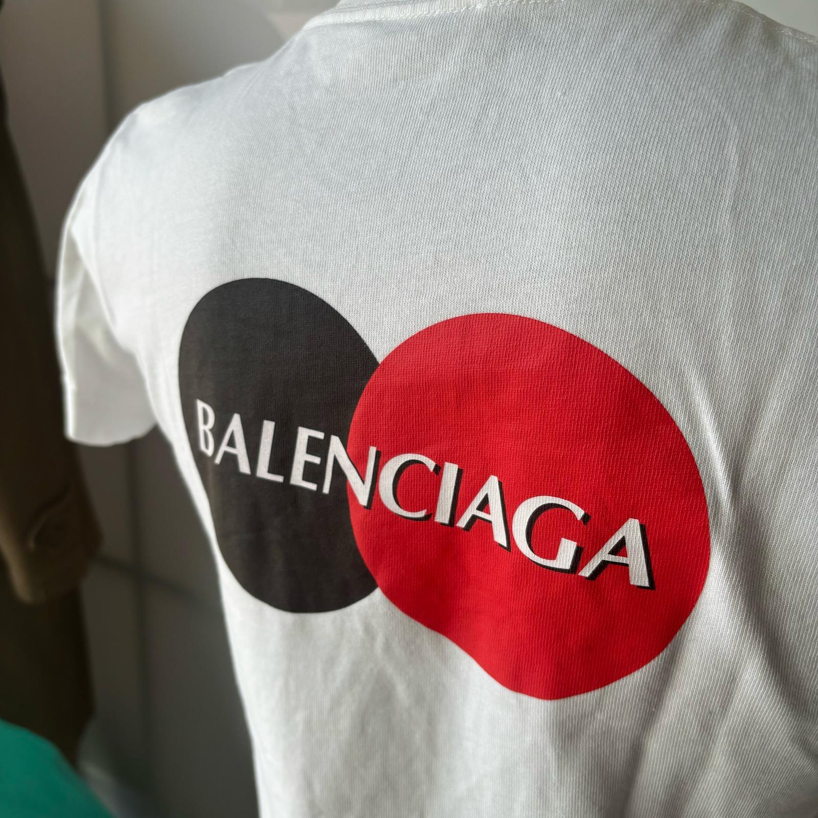 Camiseta blanca Balenciaga con logotipo pequeño delante y logotipo grande detrás
Como nuevo
Composición de algodón 
Medidas: 
Hombros 40 cm
Largo 58 cm
Pecho 42 cm
Manga 16 cm