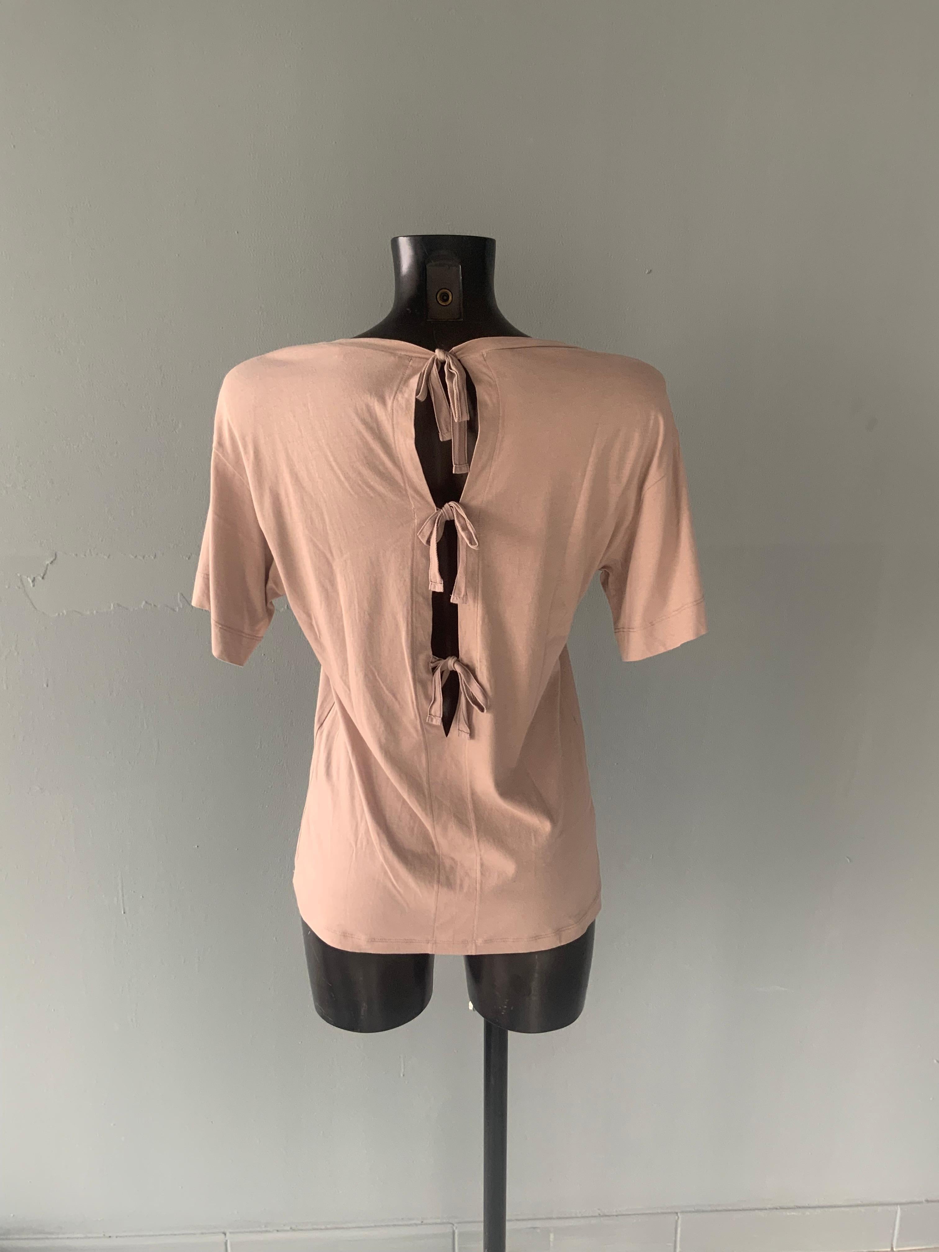 Pfirsichfarbenes T-Shirt von SeeBy Chloe mit Schleifen auf dem Rücken. Der Schriftzug auf der Vorderseite macht das Hemd lässig und die Schleifen auf der Rückseite verleihen ihm einen schicken Stil. Größe 40 Italienisch
Ausgezeichneter Zustand