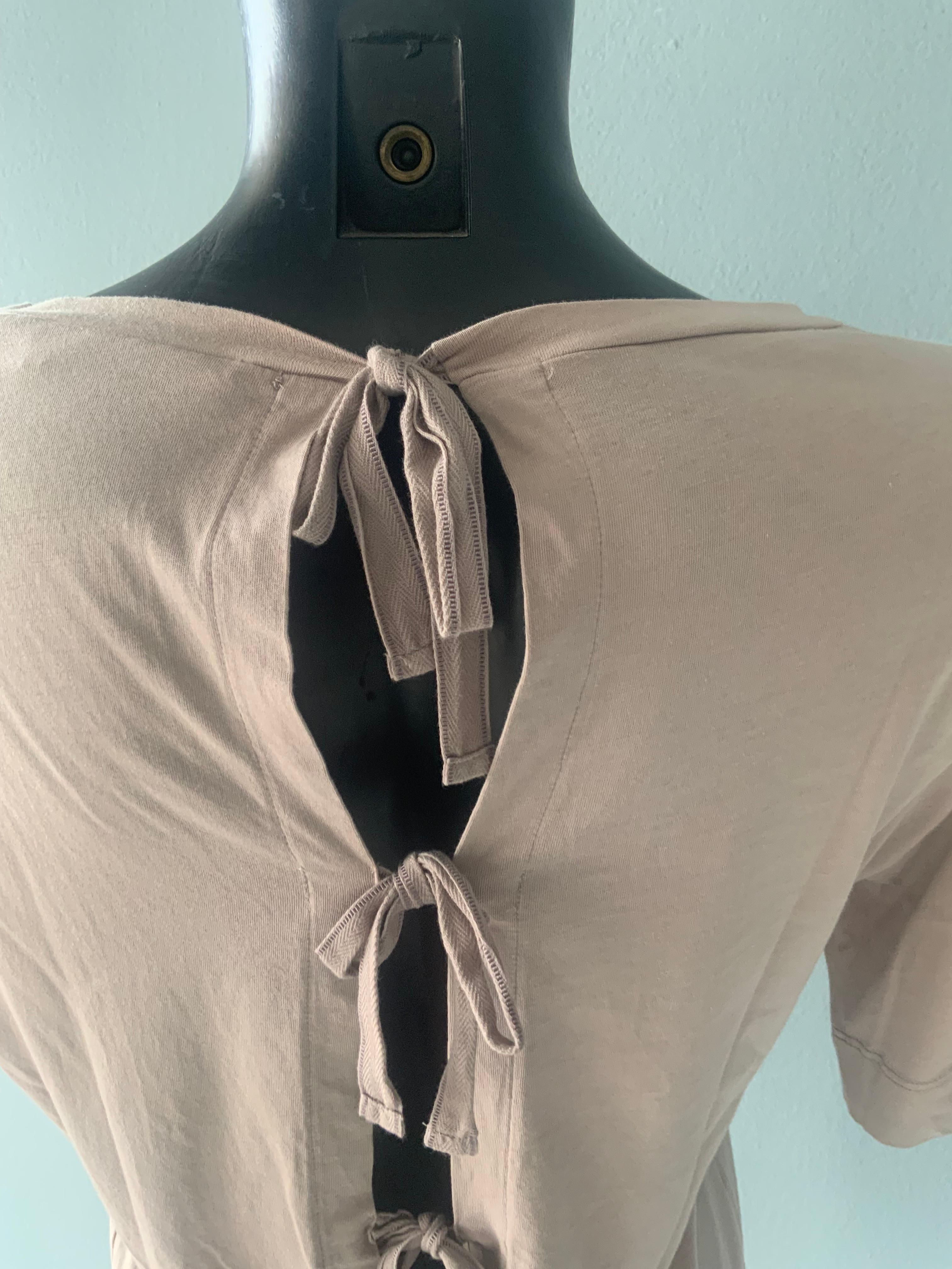 Chloe' T-Shirt wie neu mit Schleifen auf dem Rücken für Damen oder Herren