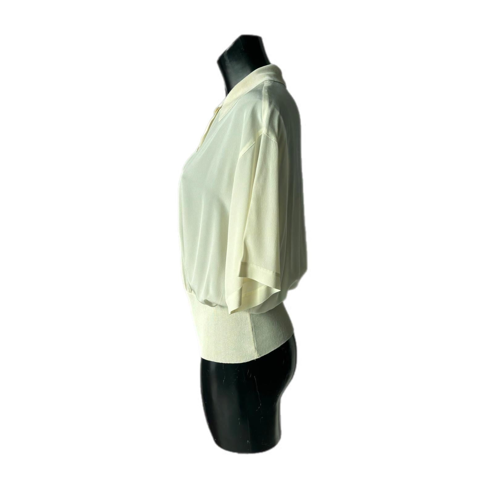 Blusa Genny de seda y acetato
Cuello redondo, hombro raglán, manga 3/4
Corte holgado con cierre de botón y elástico alto en el bajo
Medidas:
Hombro raglán
Pecho 59 cm
Largo 60 cm