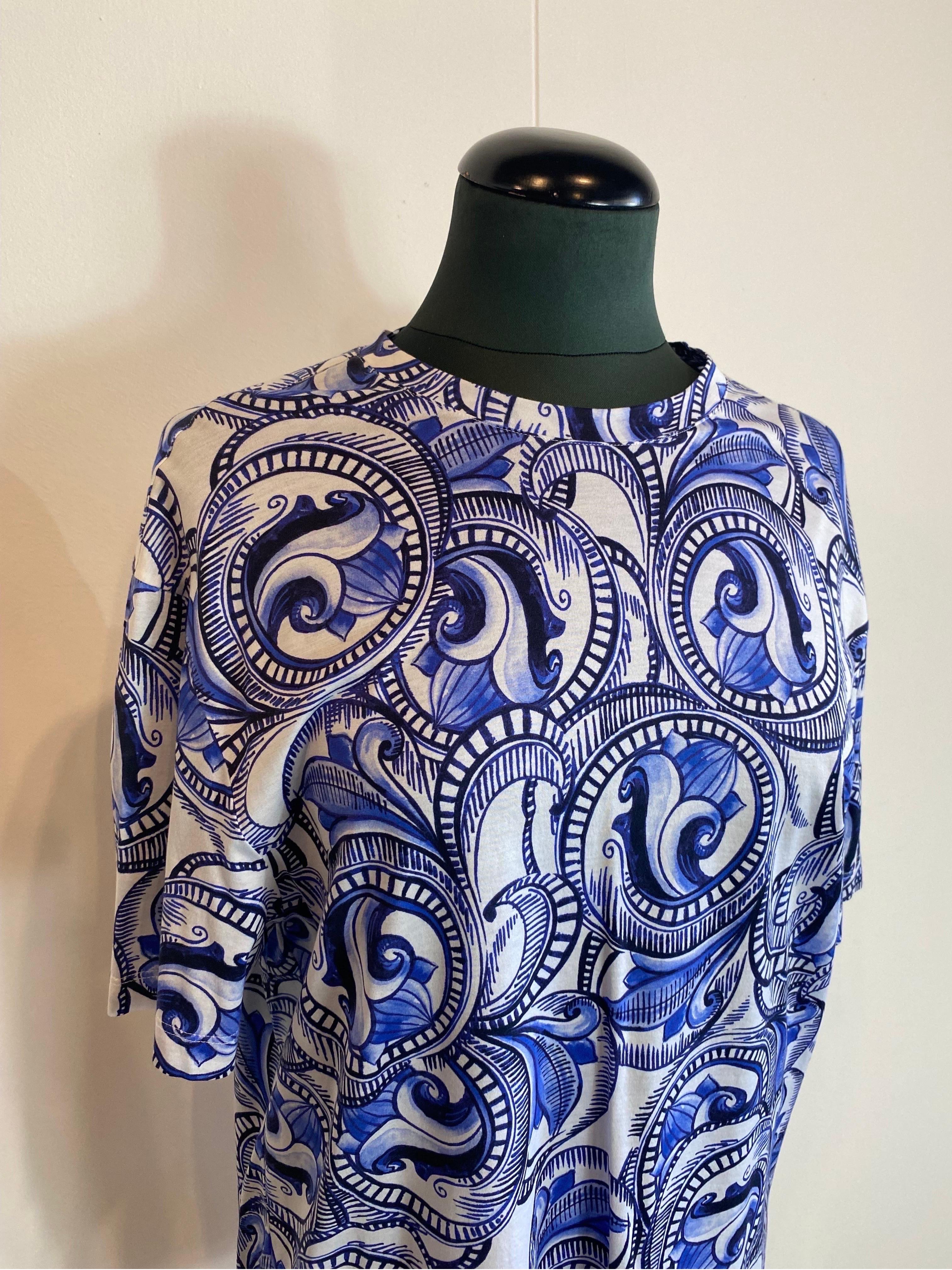 Patterned light blue Versace t-shirt
Man but unisex.
Light blue tones.
100% cottonMade in Italy.
International size M. 
Shoulder 50
Sleeve length 23
Length 78
Bust 55
In excellent condition, shows signs of very little use.
