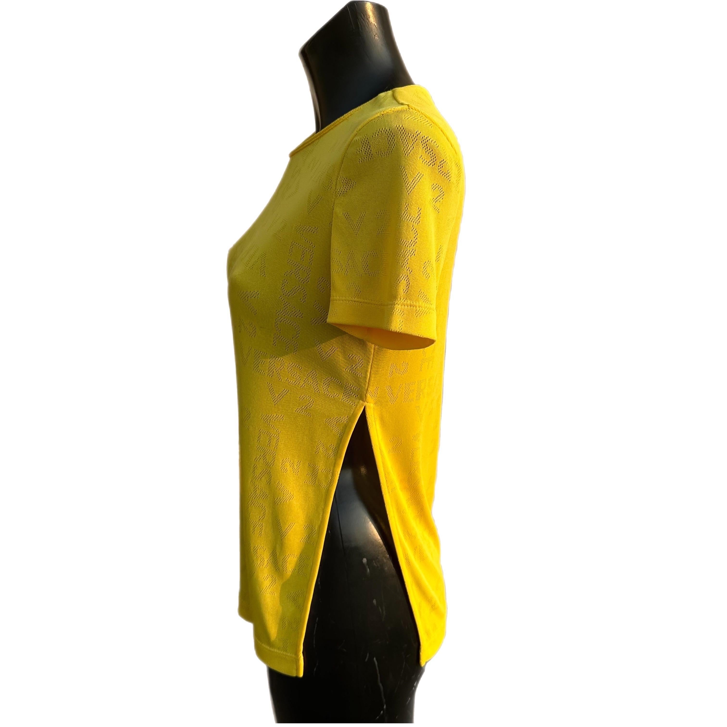 t-shirt monogram Versace con spacco laterale
Color giallo
Taglia 42 composizione triacetato e poliammide
Misure:
Spalle 42cm
Manica 18cm
Petto 46cm
Lunghezza 63cm
