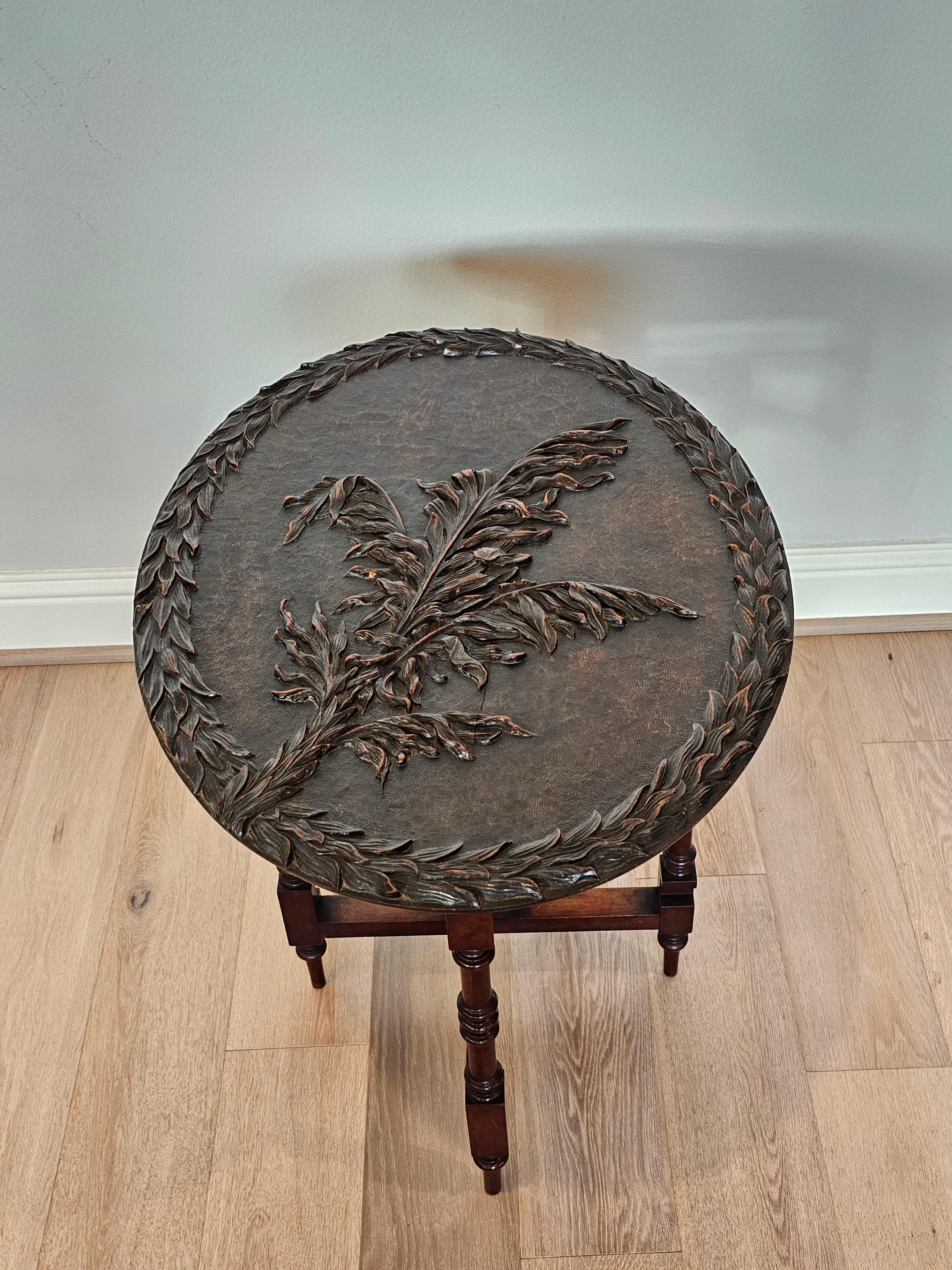 T. Simpson & Son English Victorian Relief Carved Mahogany Tilt-top Table en vente 2