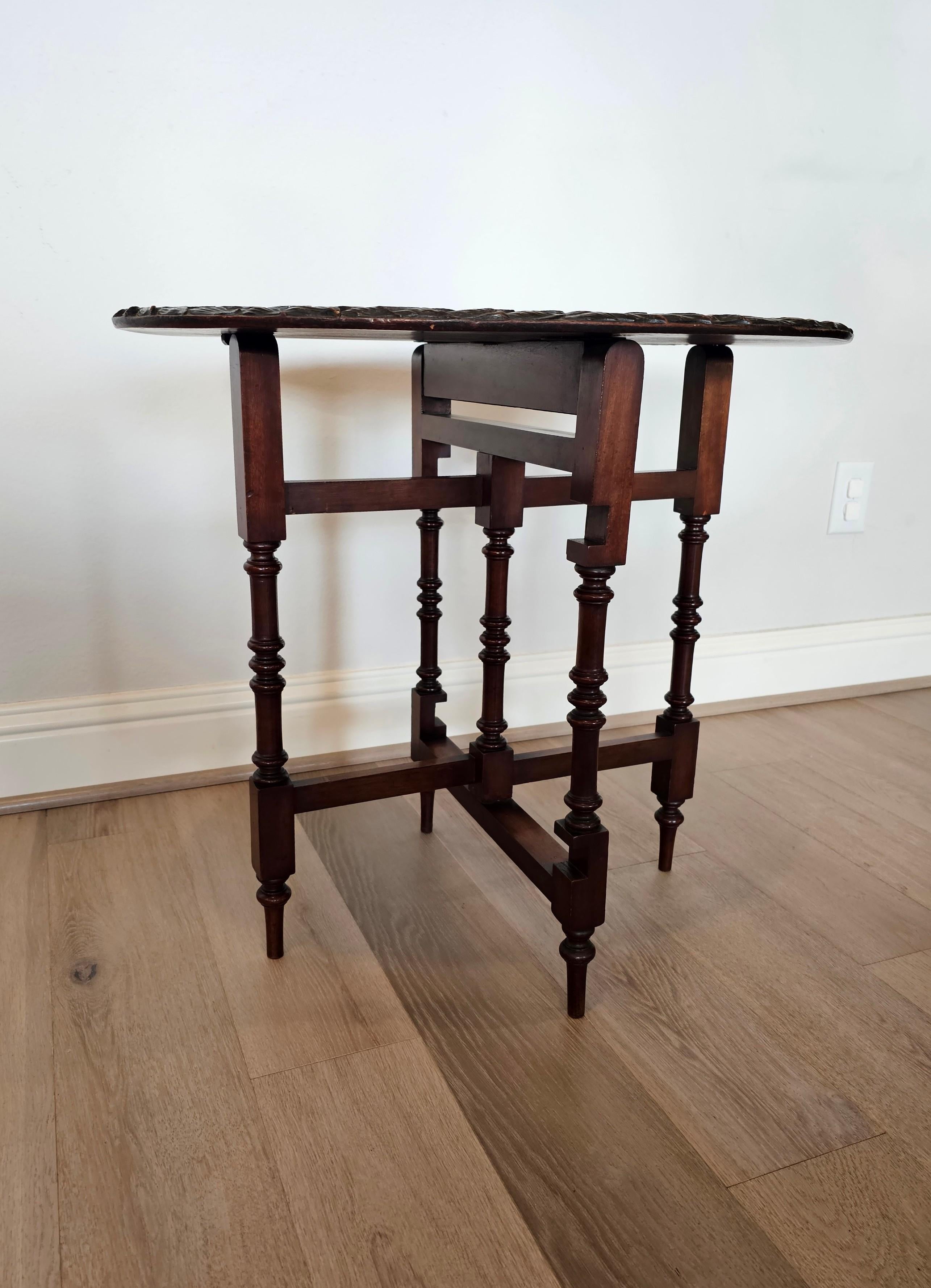 T. Simpson & Son English Victorian Relief Carved Mahogany Tilt-top Table en vente 5