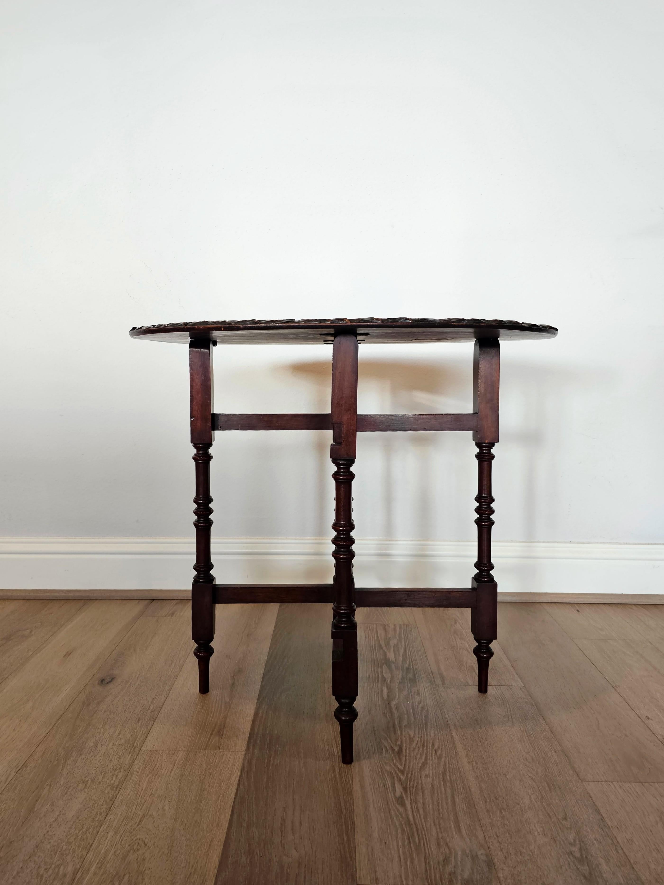 T. Simpson & Son English Victorian Relief Carved Mahogany Tilt-top Table en vente 7