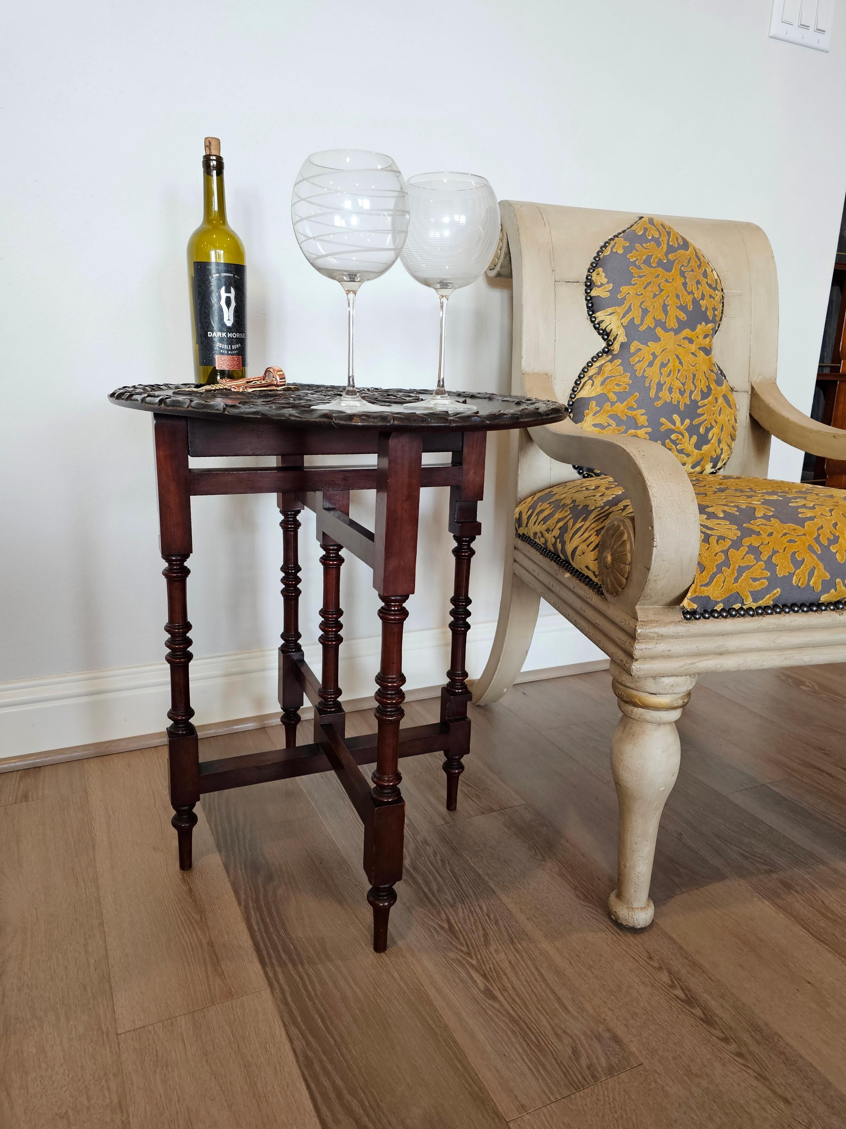 T. Simpson & Son English Victorian Relief Carved Mahogany Tilt-top Table en vente 11