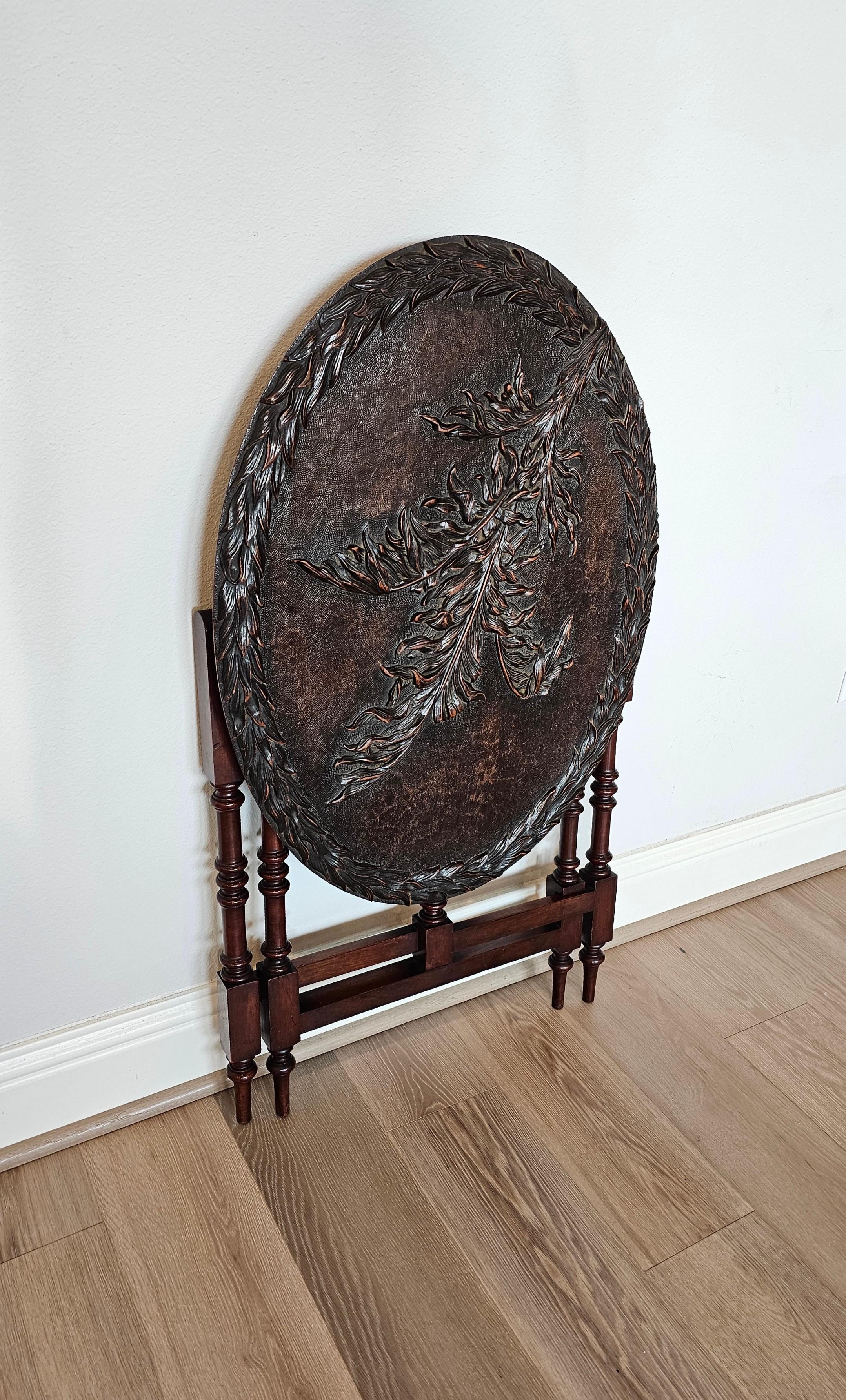 Anglais T. Simpson & Son English Victorian Relief Carved Mahogany Tilt-top Table en vente