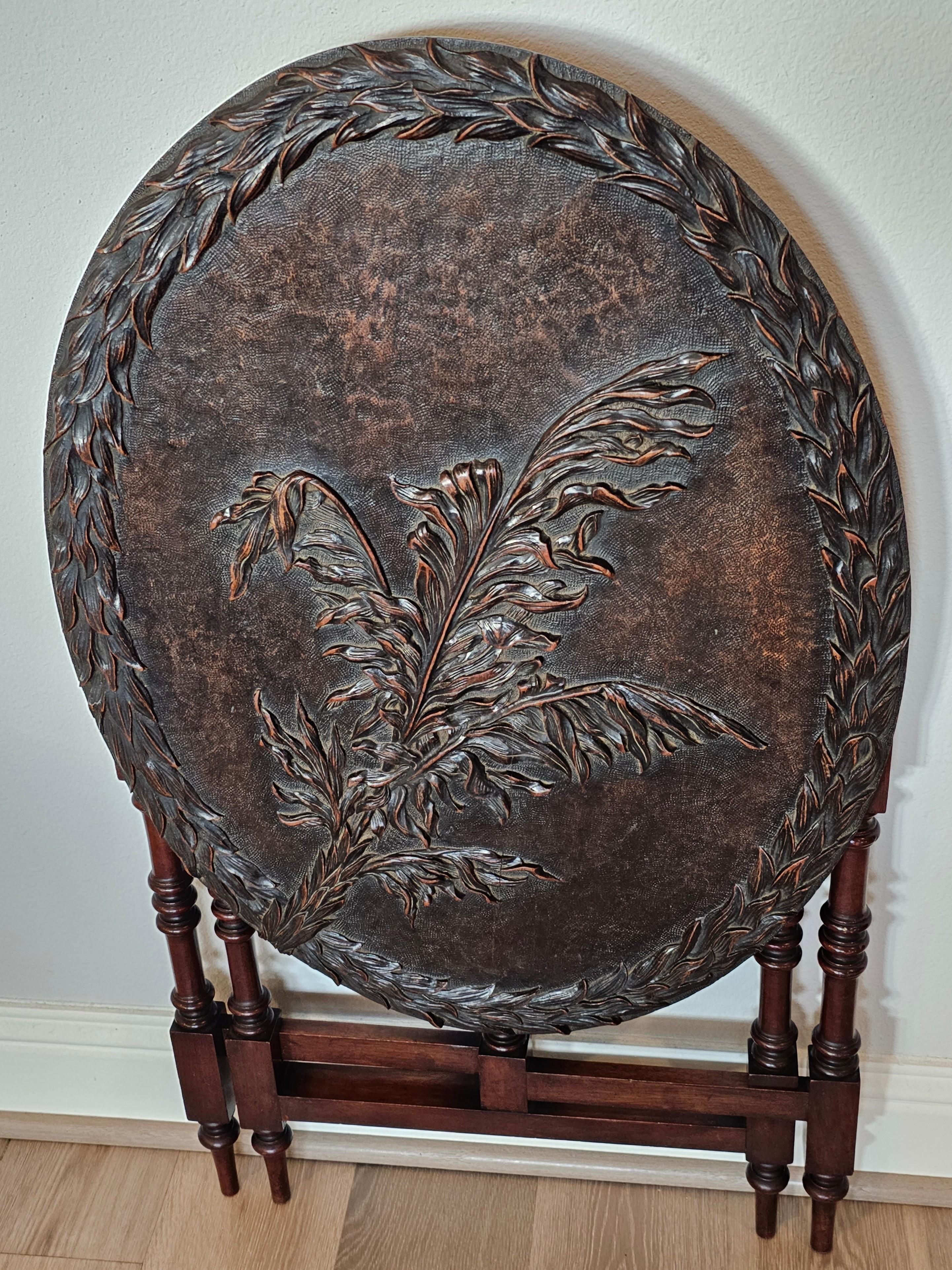 Sculpté à la main T. Simpson & Son English Victorian Relief Carved Mahogany Tilt-top Table en vente
