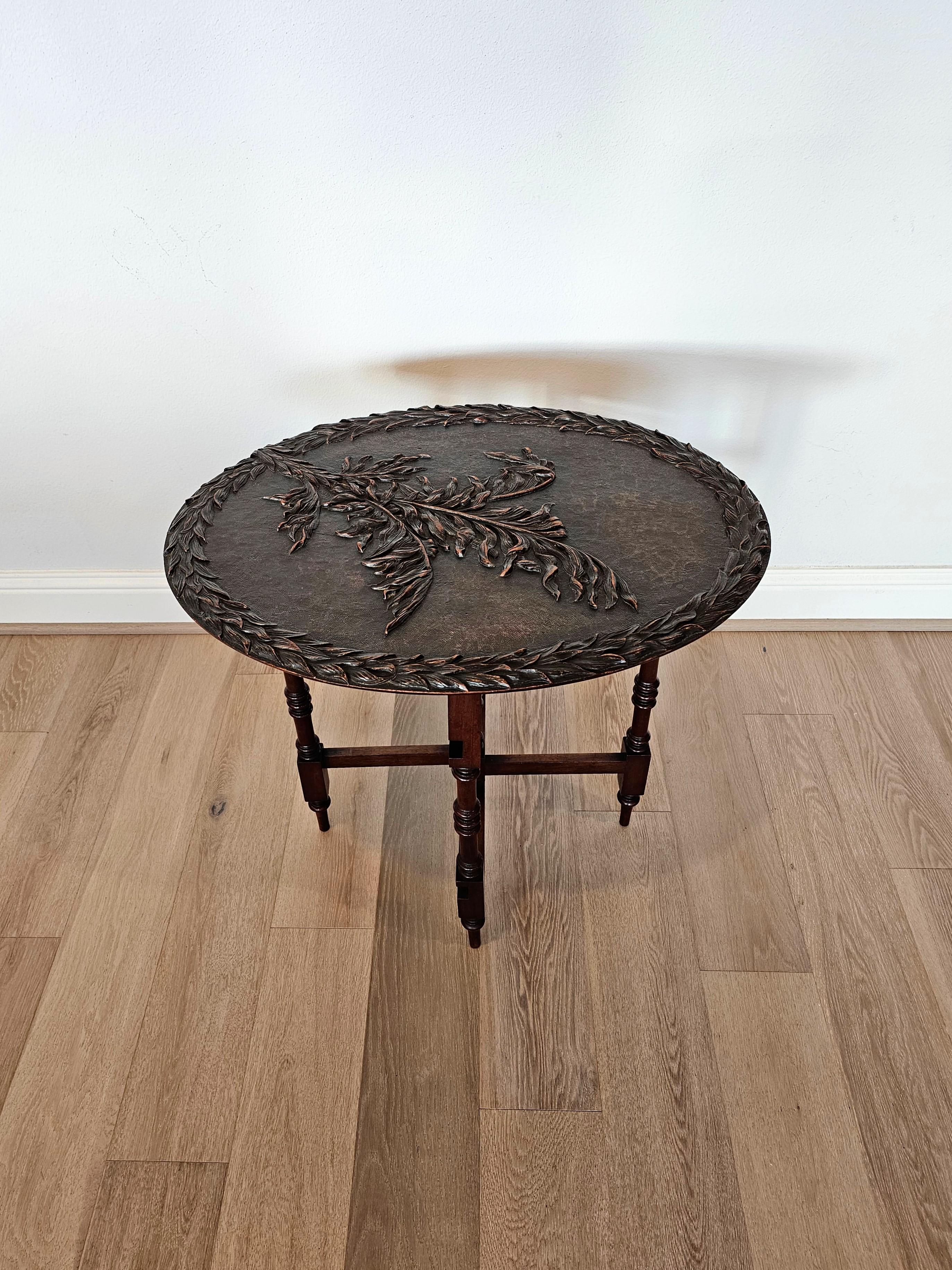 Acajou T. Simpson & Son English Victorian Relief Carved Mahogany Tilt-top Table en vente