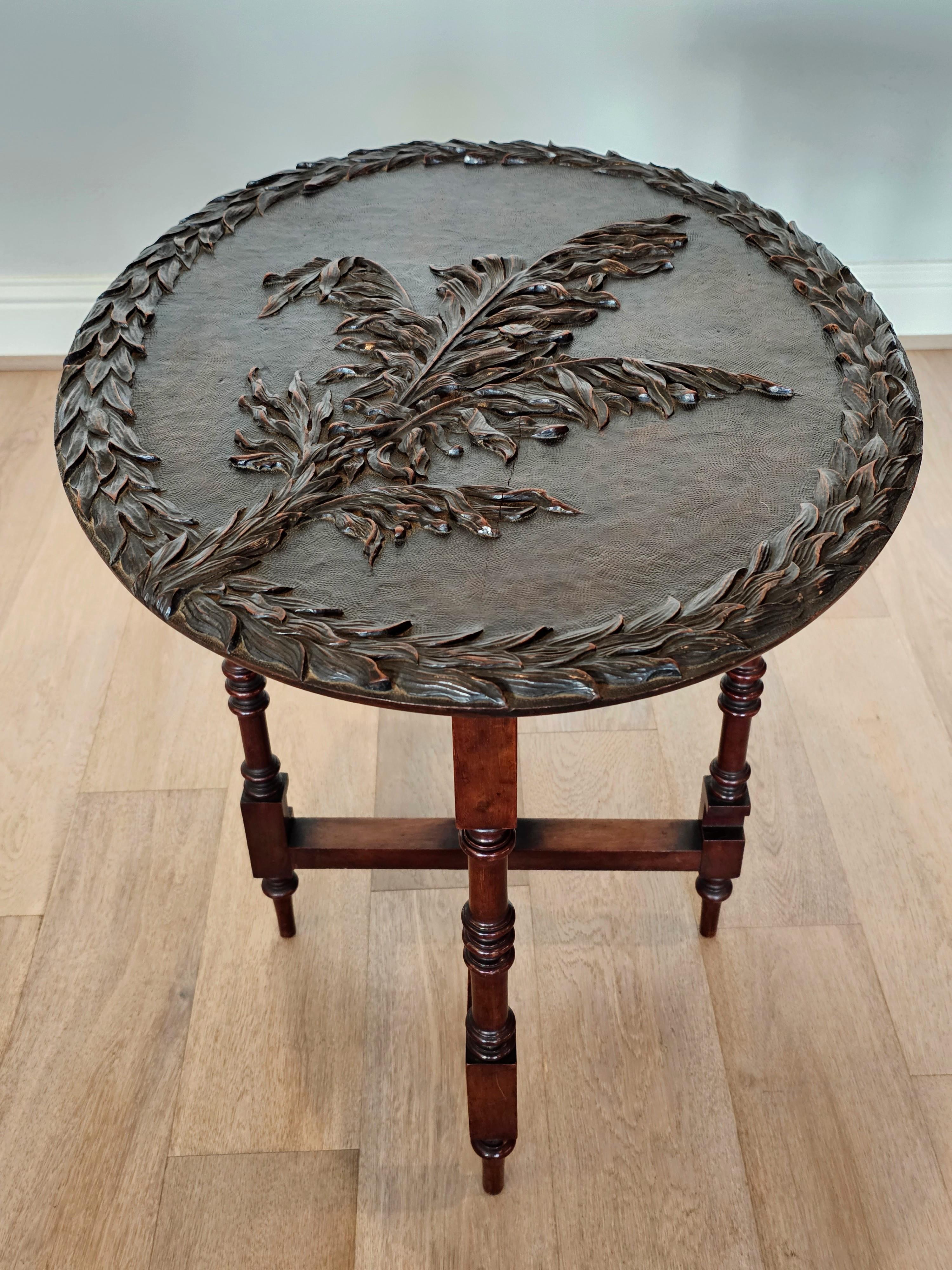 T. Simpson & Son English Victorian Relief Carved Mahogany Tilt-top Table en vente 1