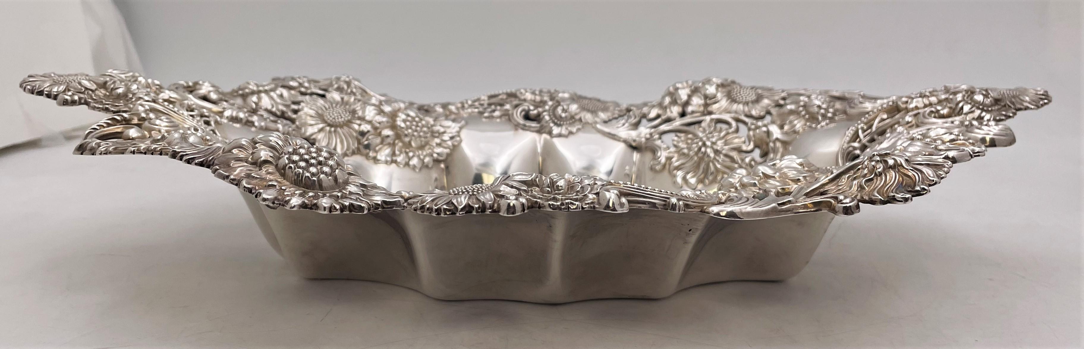 T. Starr Sterling Silver Centerpiece Bowl in Art Nouveau Style w/ Raised Daisies In Good Condition In New York, NY