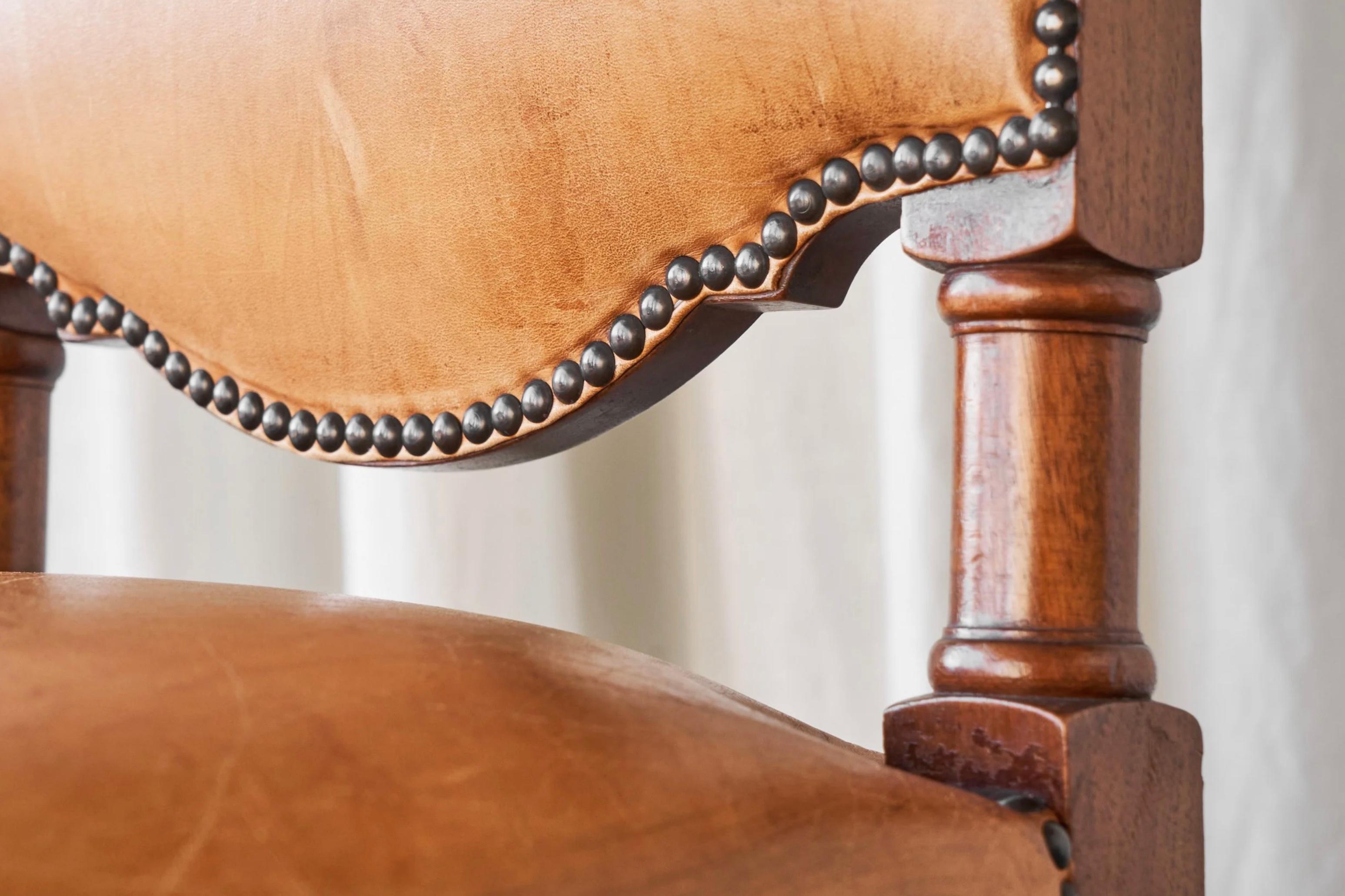 't Woonhuys Amsterdam Seltenes Paar Stühle in patiniertem Cognacleder 1920er Jahre im Angebot 3