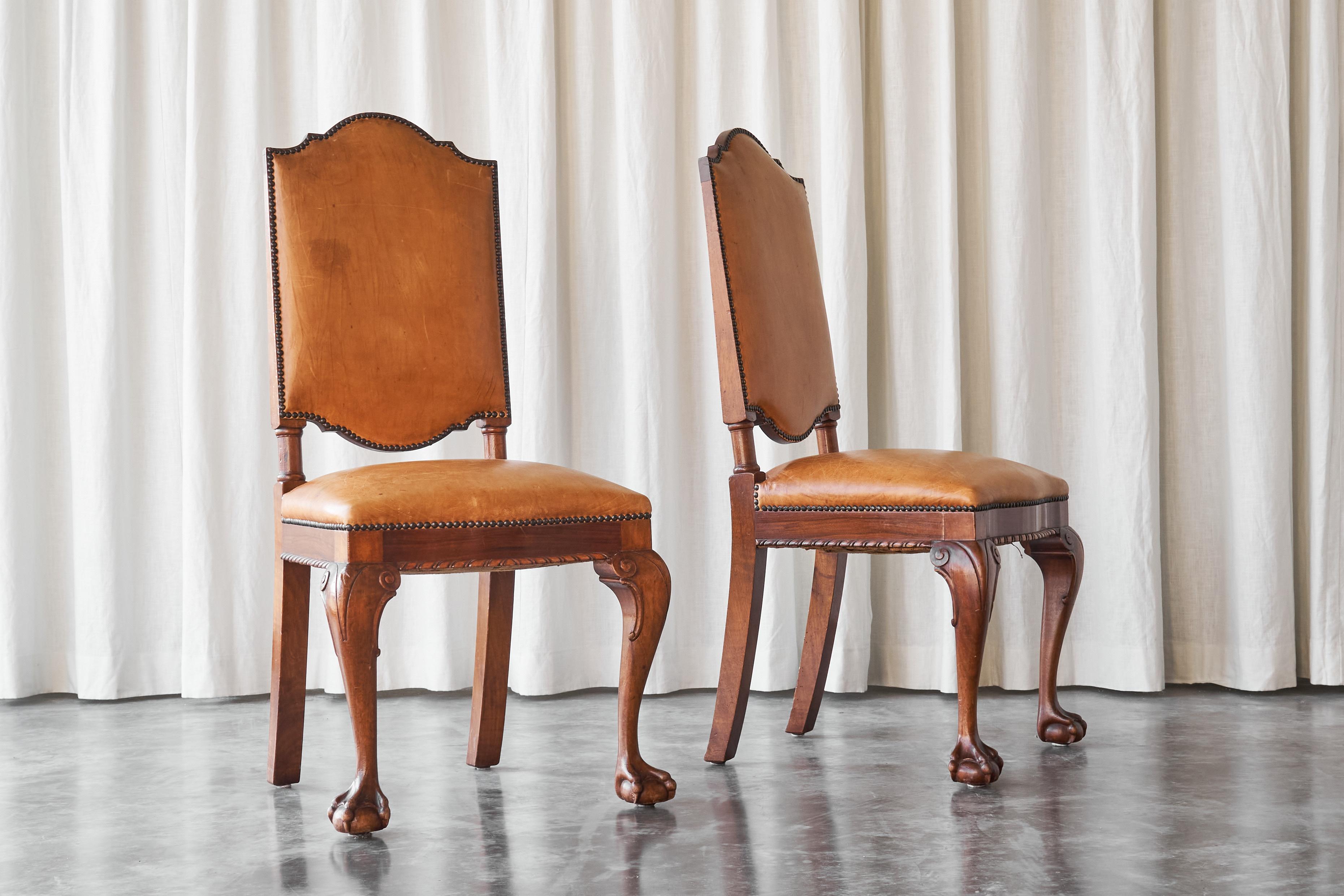 't Woonhuys Amsterdam Rare paire de chaises d'appoint en cuir cognac patiné des années 1920 en vente 2