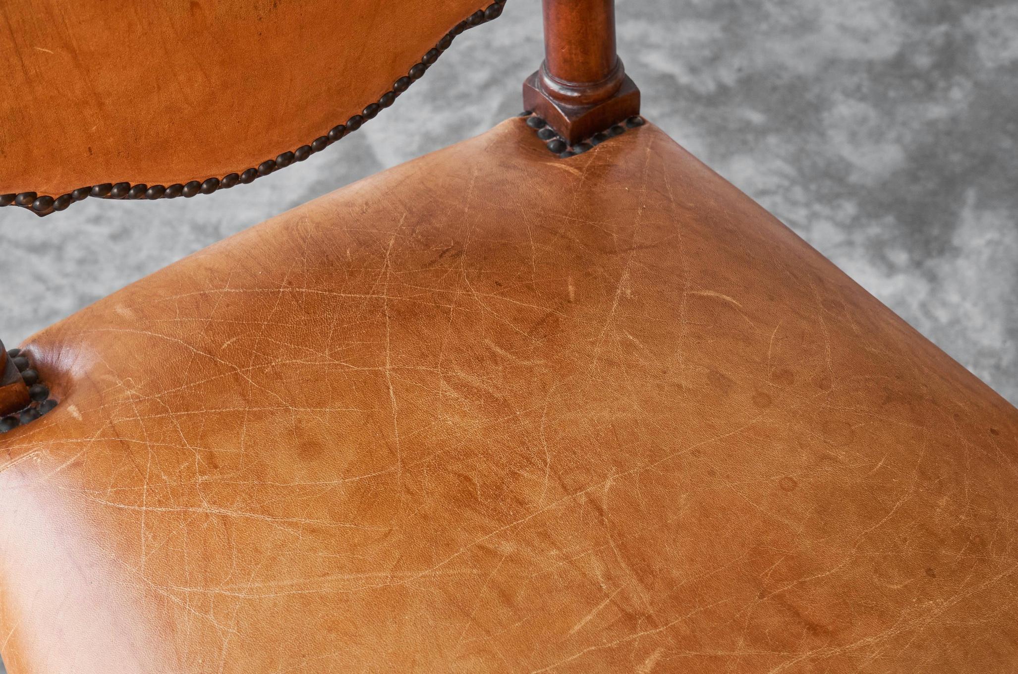 T Woonhuys Amsterdam Rara coppia di poltrone in pelle patinata color cognac anni '20 in vendita 5