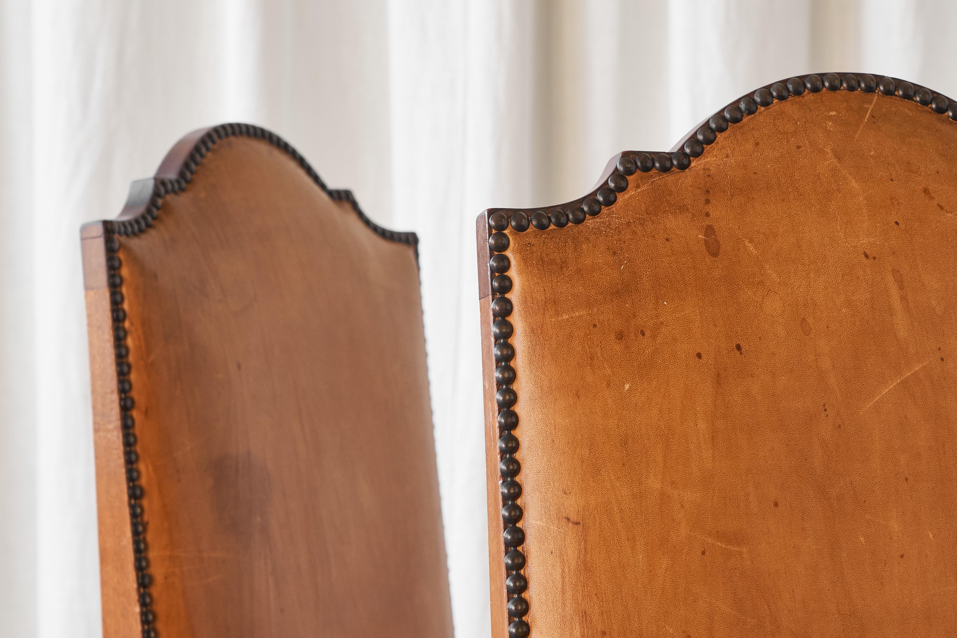 't Woonhuys Amsterdam Rare paire de chaises d'appoint en cuir cognac patiné des années 1920 en vente 7