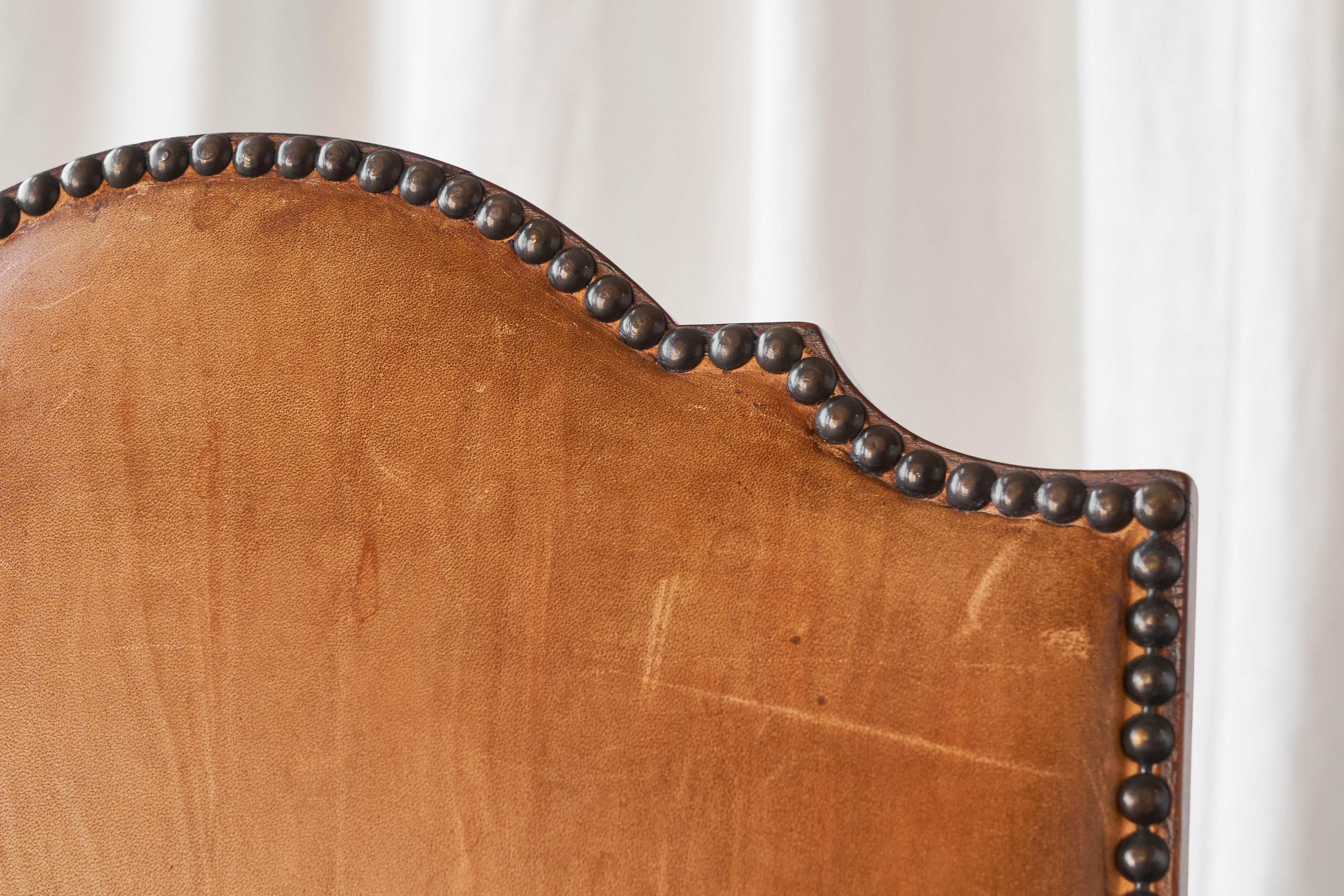 't Woonhuys Amsterdam Rare paire de chaises d'appoint en cuir cognac patiné des années 1920 en vente 9