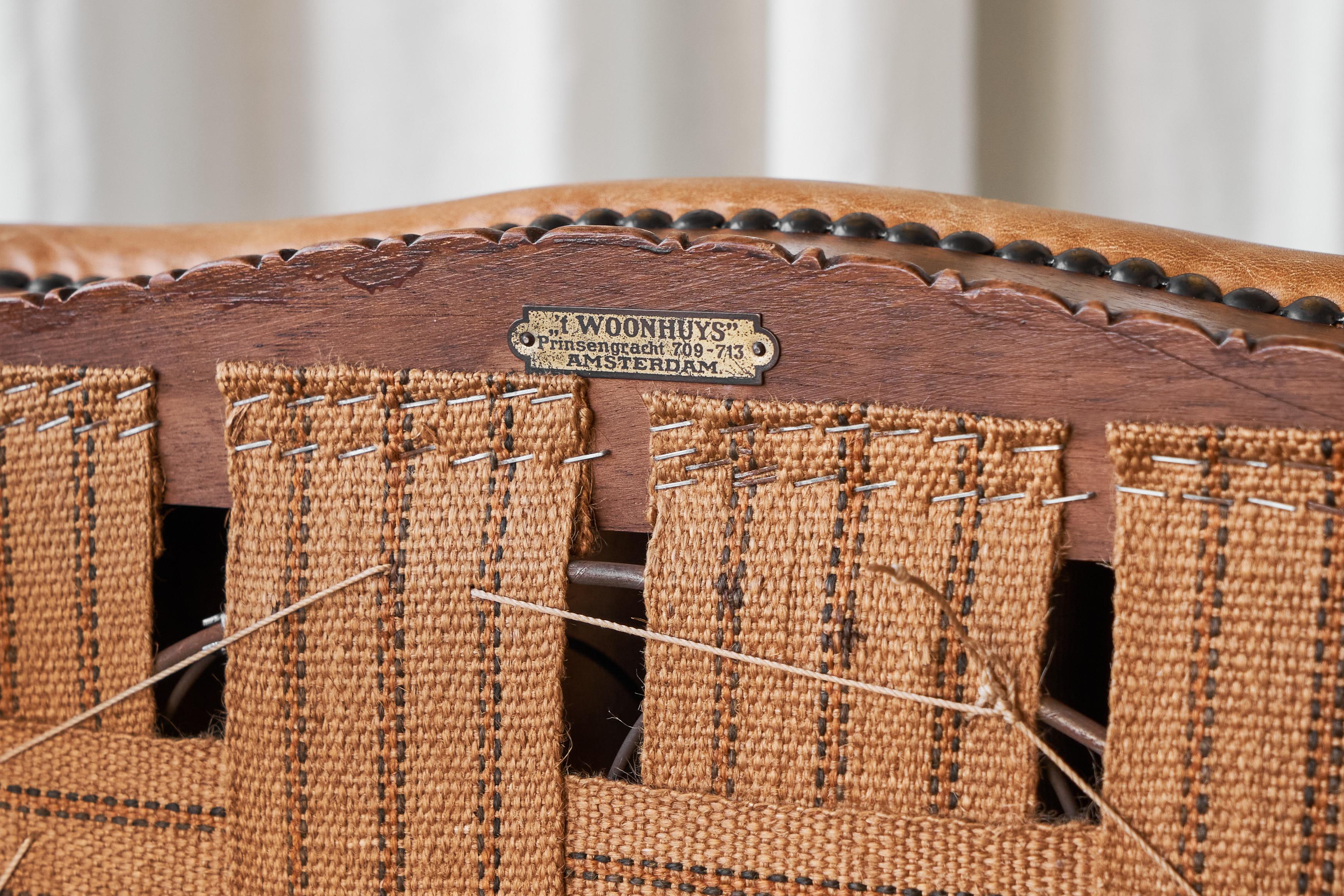 't Woonhuys Amsterdam Rare paire de chaises d'appoint en cuir cognac patiné des années 1920 en vente 11