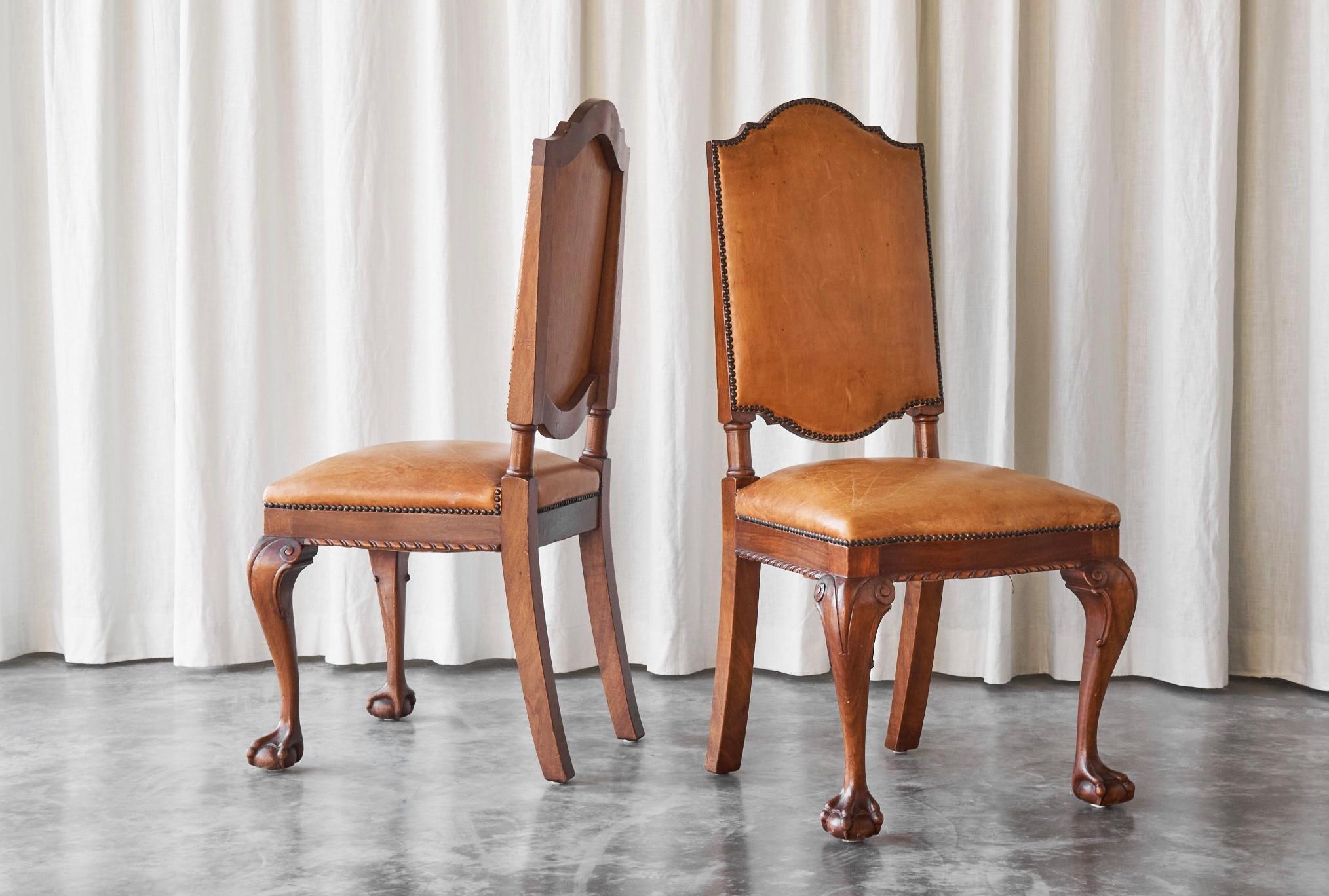 Si tratta di una rarissima coppia di poltroncine 't Woonhuys Amsterdam in pelle patinata color cognac, realizzate negli anni Venti.

Come azienda di mobili più illustre d'Olanda all'inizio del XX secolo, 't Woonhuys ad Amsterdam era famosa per i