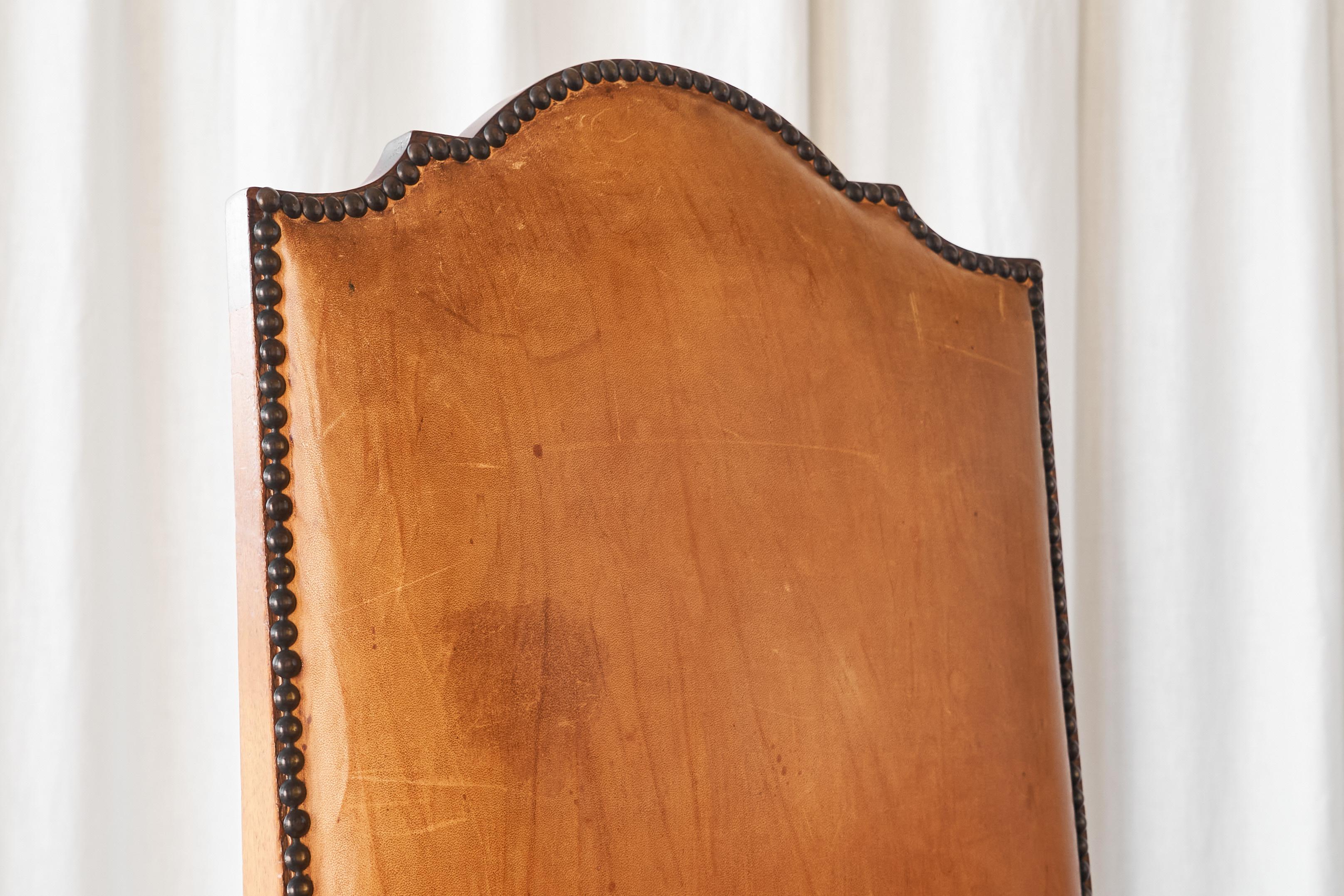 Néerlandais 't Woonhuys Amsterdam Rare paire de chaises d'appoint en cuir cognac patiné des années 1920 en vente