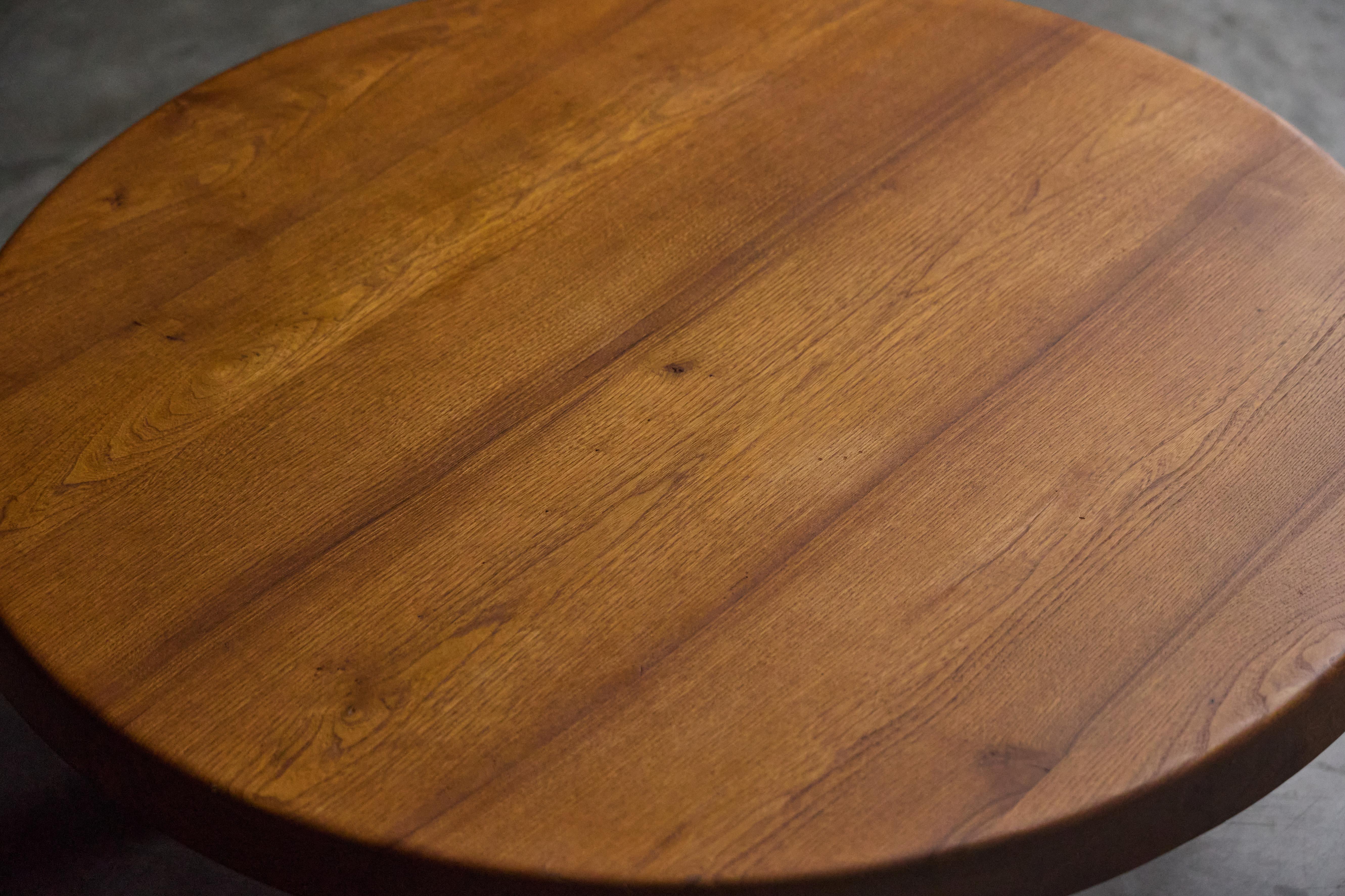 Rare table basse T02M de Pierre Chapo, conçue à l'origine en 1963, illustrant le savoir-faire intemporel des premières œuvres de Chapo. Connue pour sa forme lisse et arrondie, cette table représente une réponse réfléchie à l'évolution des besoins