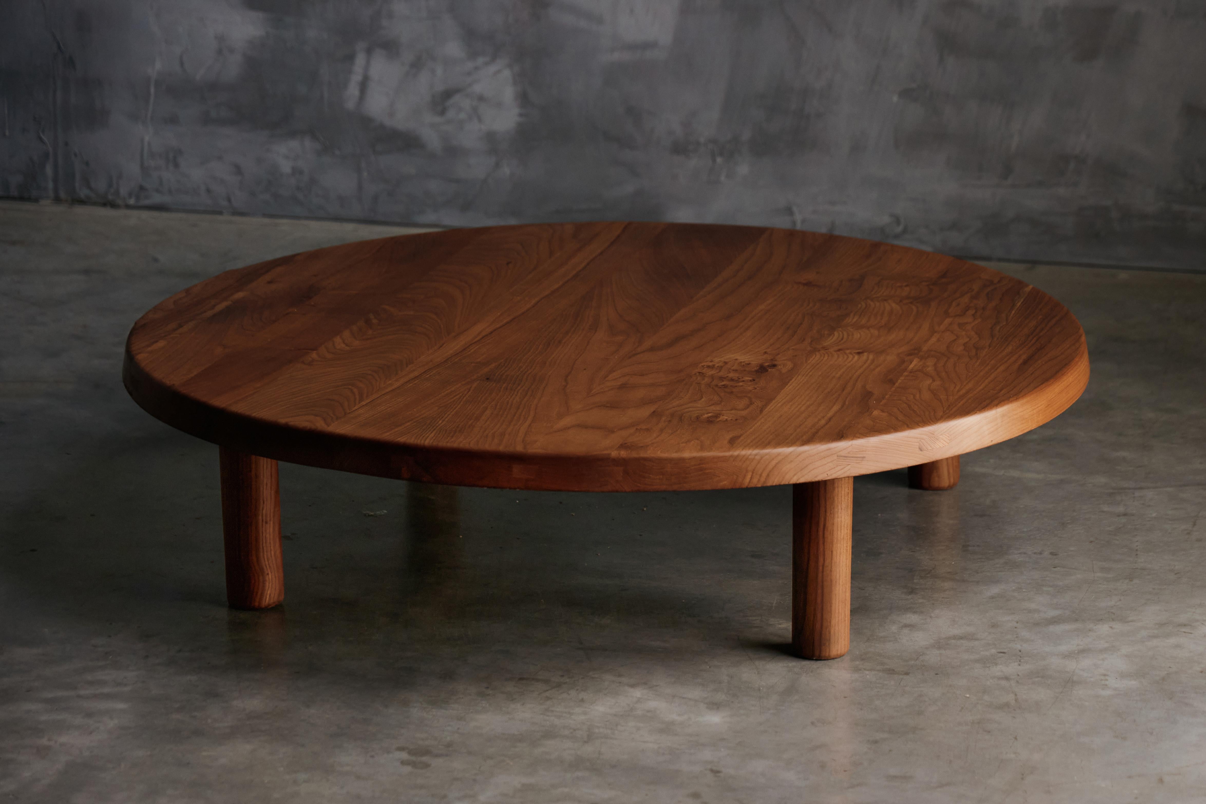 Rara mesa de centro T02P de Pierre Chapo, diseñada originalmente en 1963, que ejemplifica la artesanía atemporal de las primeras obras de Chapo. Conocida por su forma suave y redondeada, esta mesa representa una respuesta meditada a las cambiantes