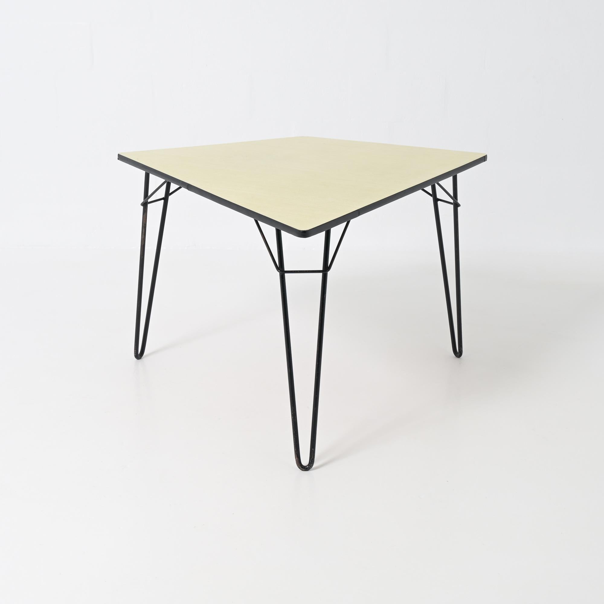 Willy Van Der Meeren a conçu cette table de salle à manger, modèle T1, pour Tubax en 1954.
Le cadre à trois pieds est en métal peint en noir, le plateau est recouvert de formica vert menthe clair.
Cette table est en bon état vintage. Cette T1 est
