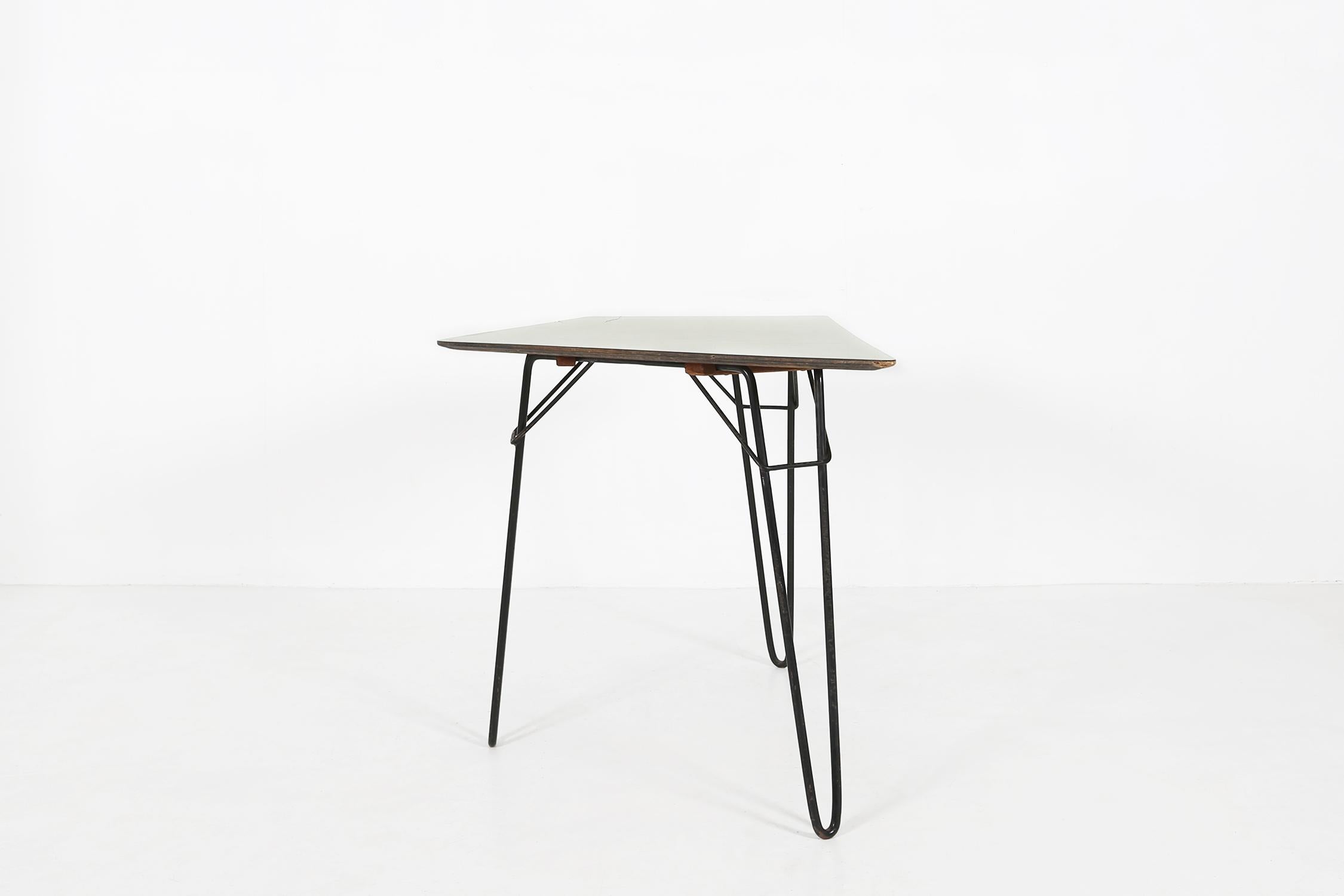 Belgique / 1954 / table à manger / Willy Van Der Meeren / Tubax / métal, bois, formica / Vintage / Mid-Century

La table à manger T1 ou table Tangram a été conçue par Willy Van Der Meeren pour Tubax en 1954. Le cadre à trois pieds est en métal peint