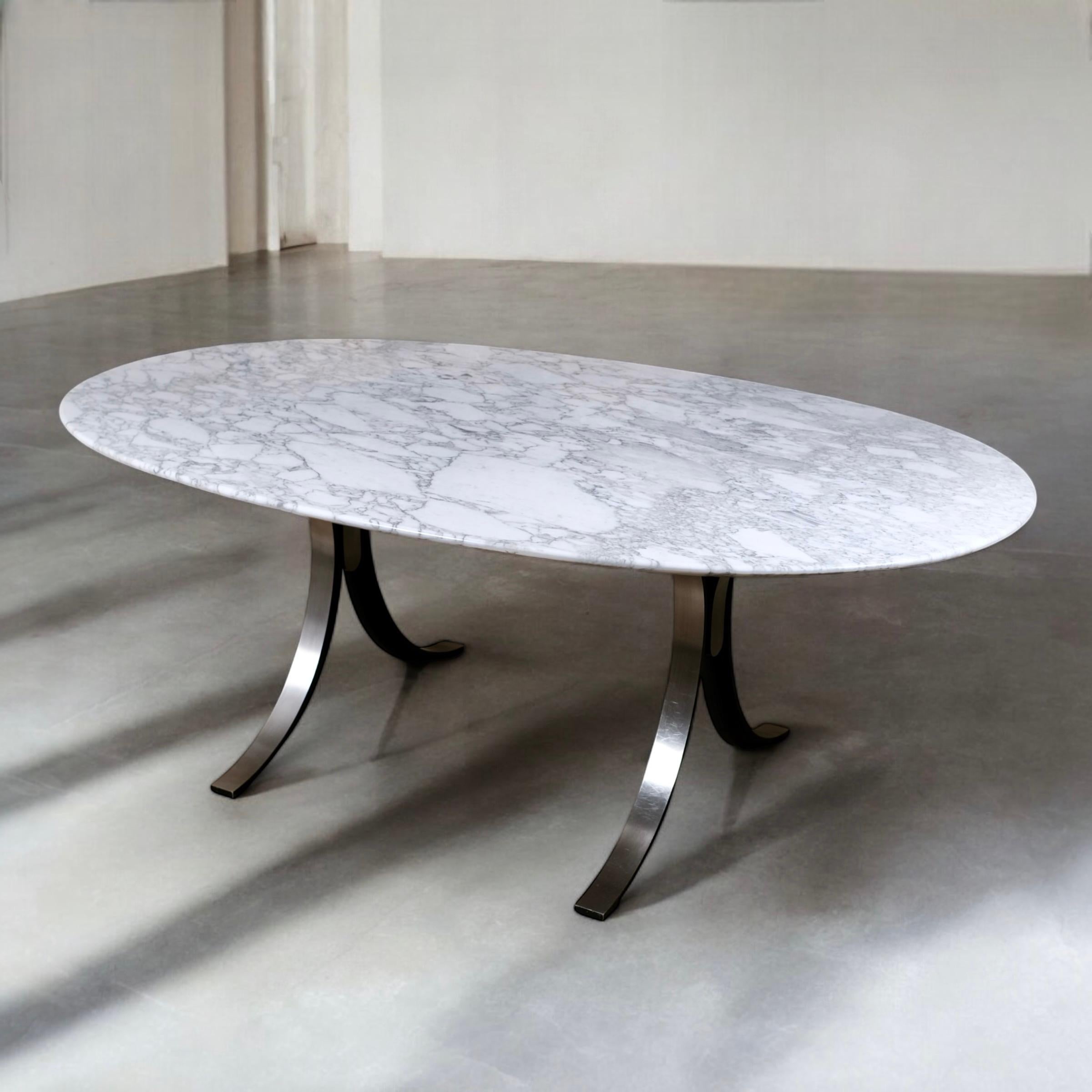 Wunderschöner Esstisch Mod. T102, entworfen 1964 von Osvaldo Borsani und Eugenio Gerli für Tecno in Italien.
Große ovale Platte aus Carrara-Marmor, auf zwei gekreuzten C-förmigen Metallbeinen, mit verchromtem Stahl.
Sehr guter Zustand, wenige