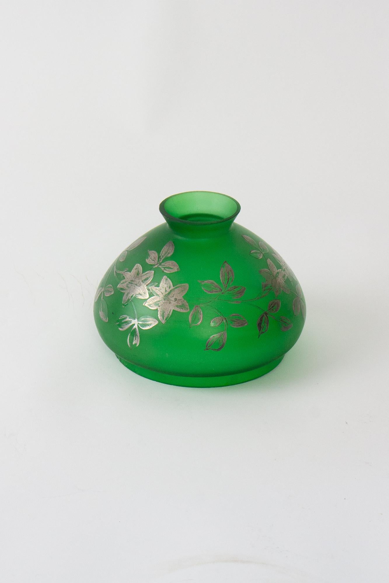 T114 Lampe à huile en verre d'art vert du 19e siècle en vente 4