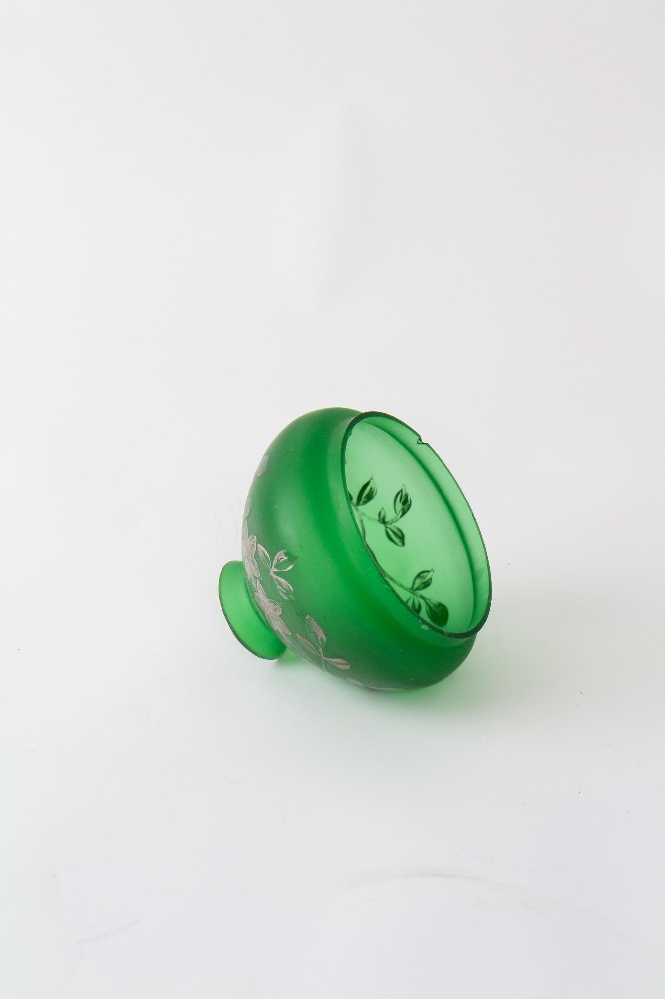 T114 Lampe à huile en verre d'art vert du 19e siècle en vente 5