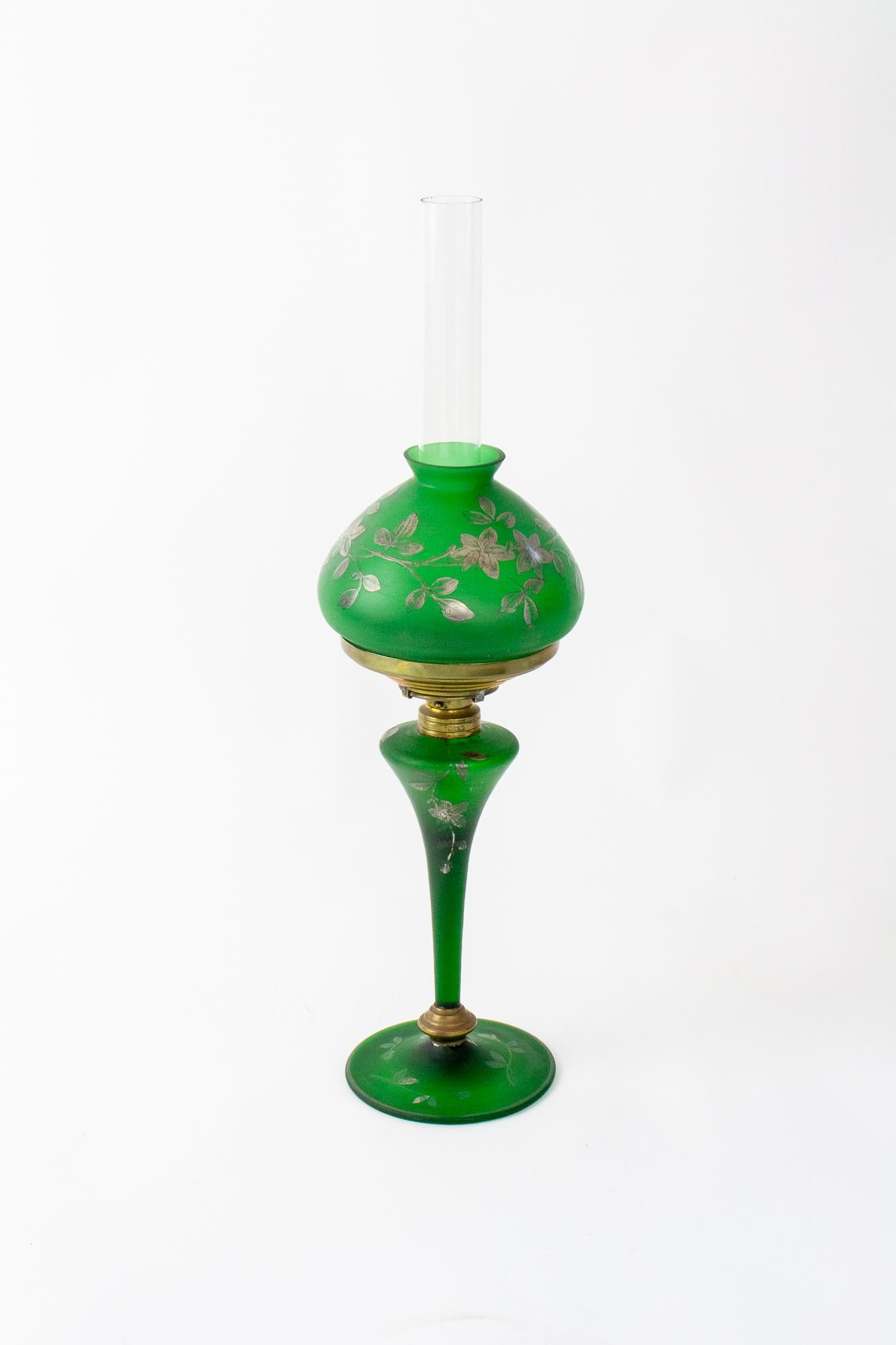 T114 Lampe à huile en verre d'art vert du 19e siècle en vente 8