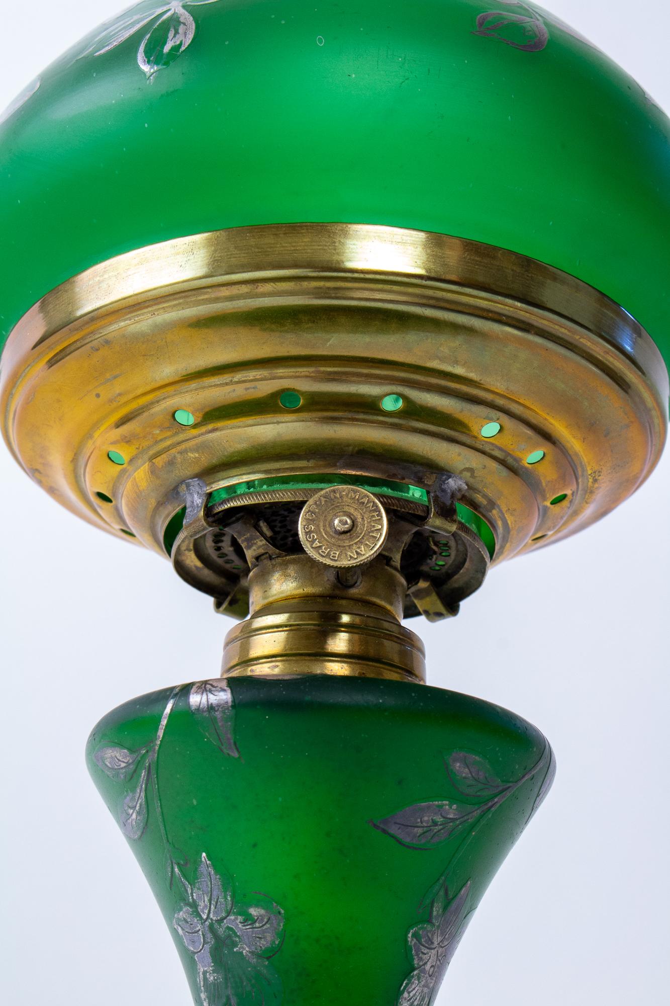 T114 Lampe à huile en verre d'art vert du 19e siècle Bon état - En vente à Canton, MA