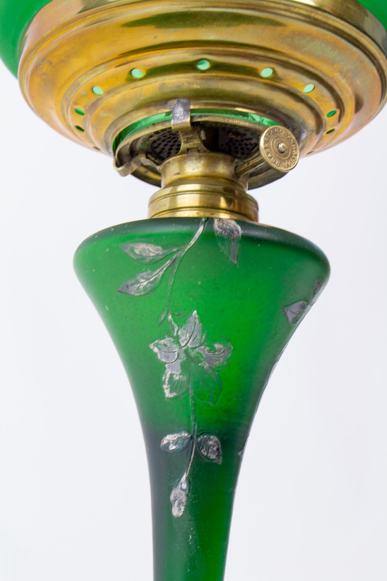 XIXe siècle T114 Lampe à huile en verre d'art vert du 19e siècle en vente