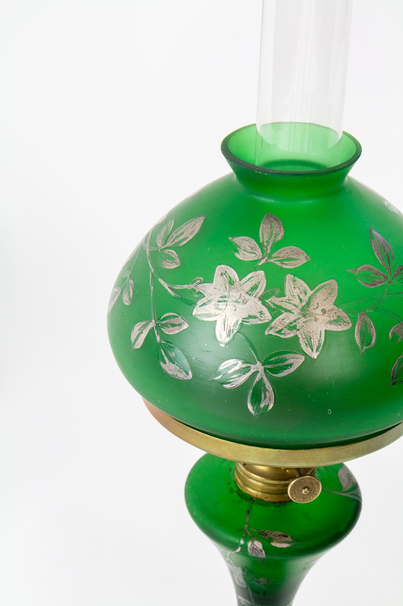 Verre d'art T114 Lampe à huile en verre d'art vert du 19e siècle en vente
