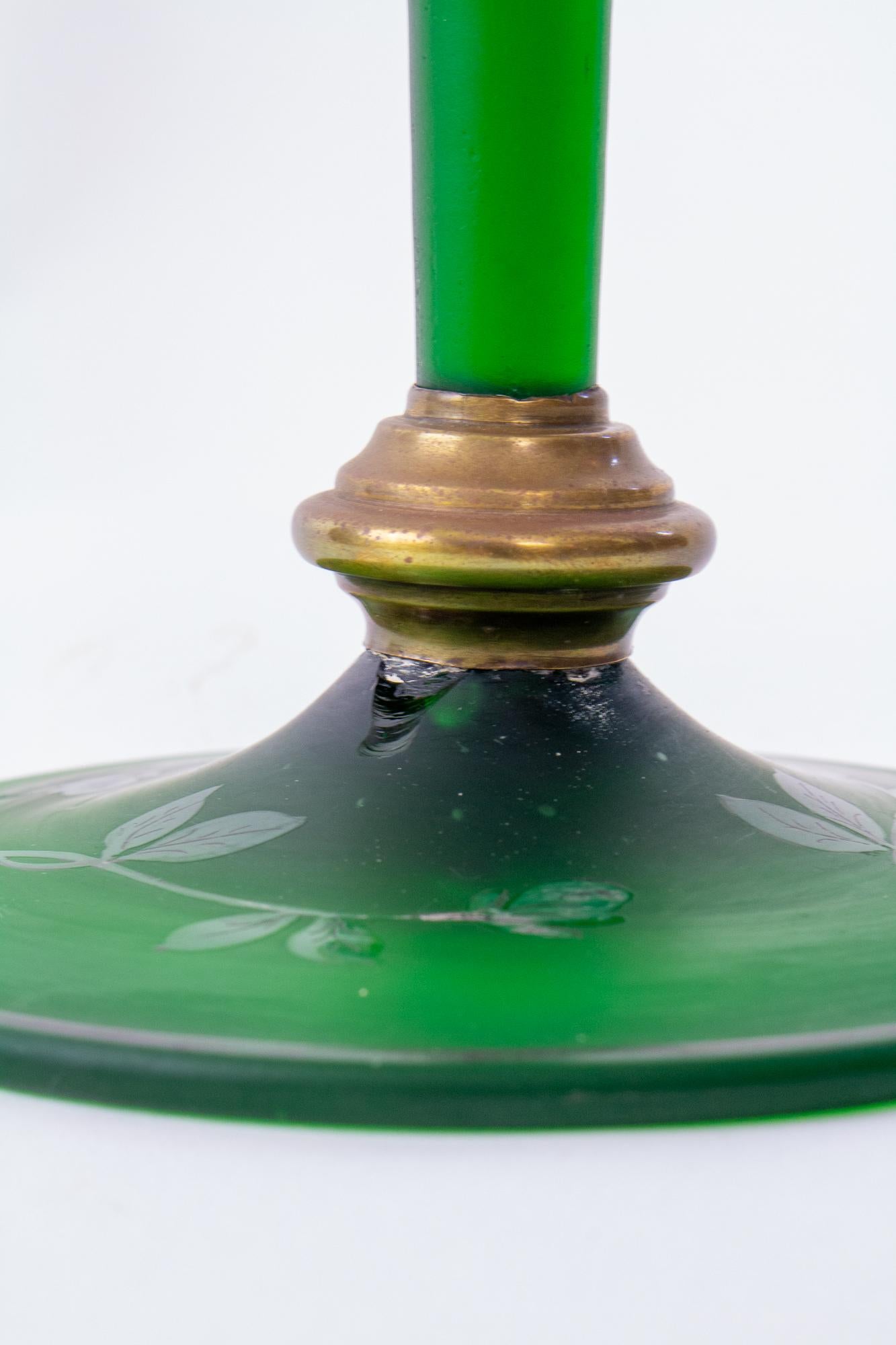 T114 Lampe à huile en verre d'art vert du 19e siècle en vente 1