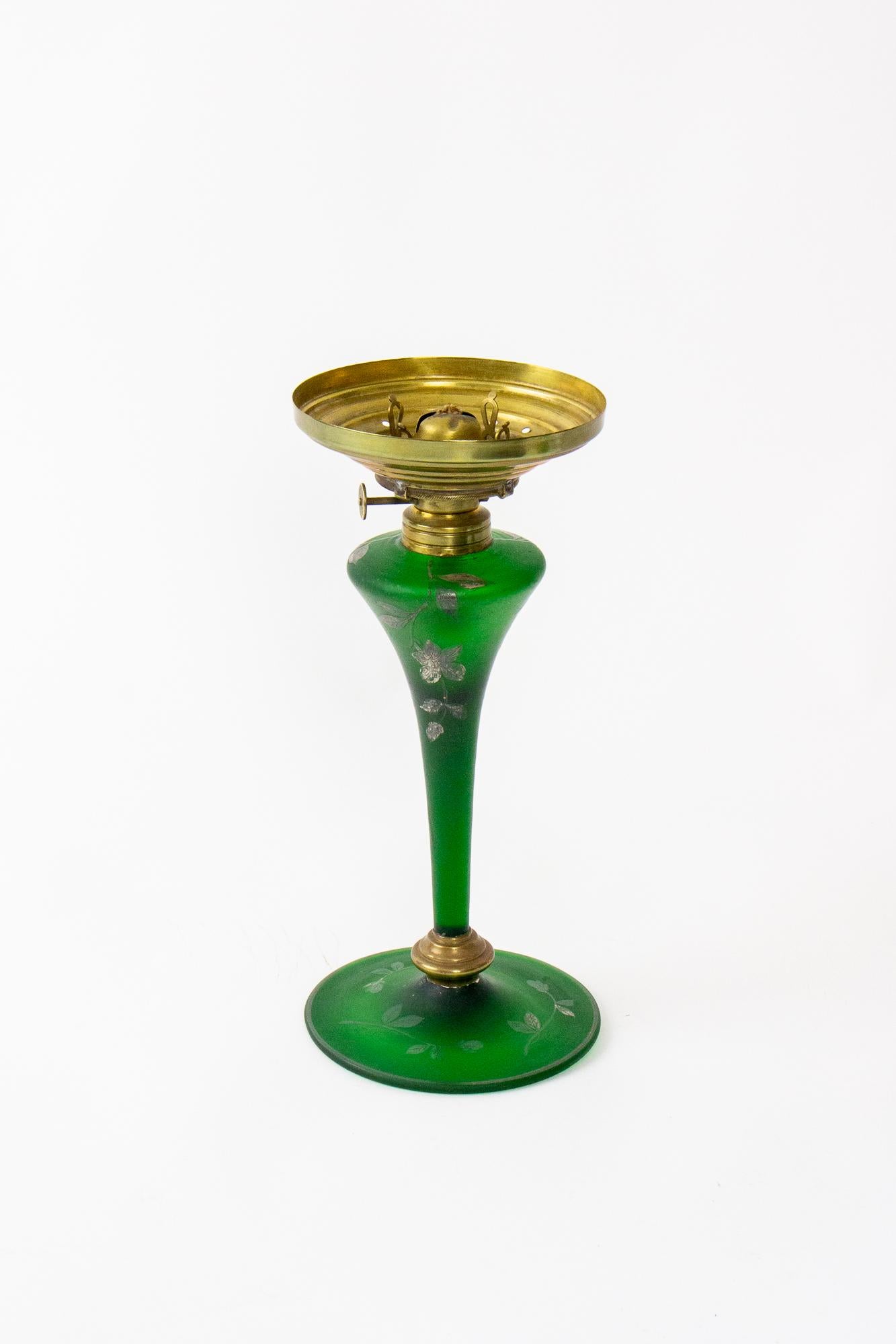 T114 Lampe à huile en verre d'art vert du 19e siècle en vente 3