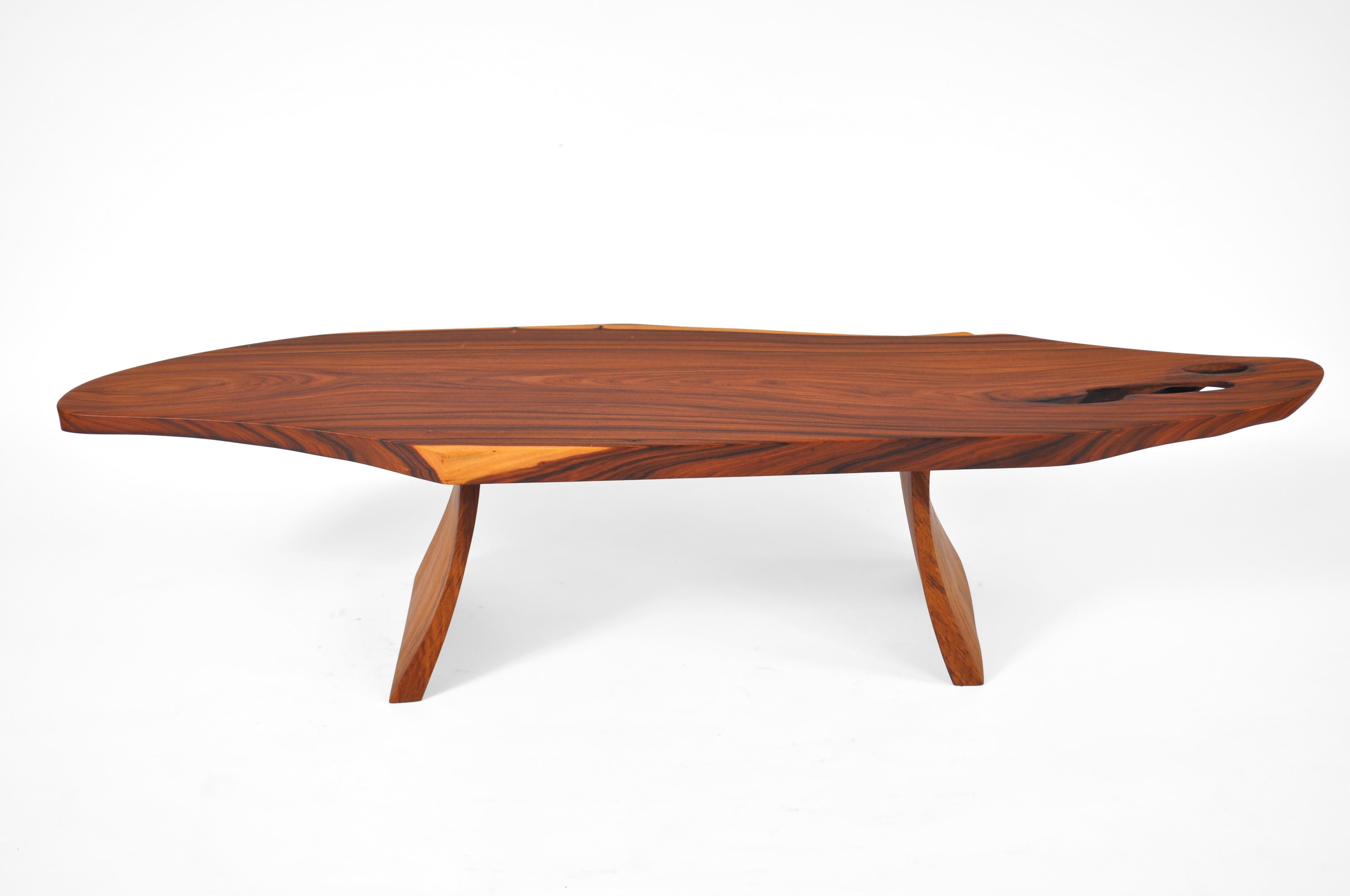 Mesa baja T1305 de palisandro y teca de Jörg Pietschmann
Dimensiones: P 35 x An 199 x Al 37,5 cm.
Materiales: Teca y palisandro.

En las esculturas de Pietschmann, árboles que durante siglos formaron parte de un paisaje y se fundieron en fuerzas